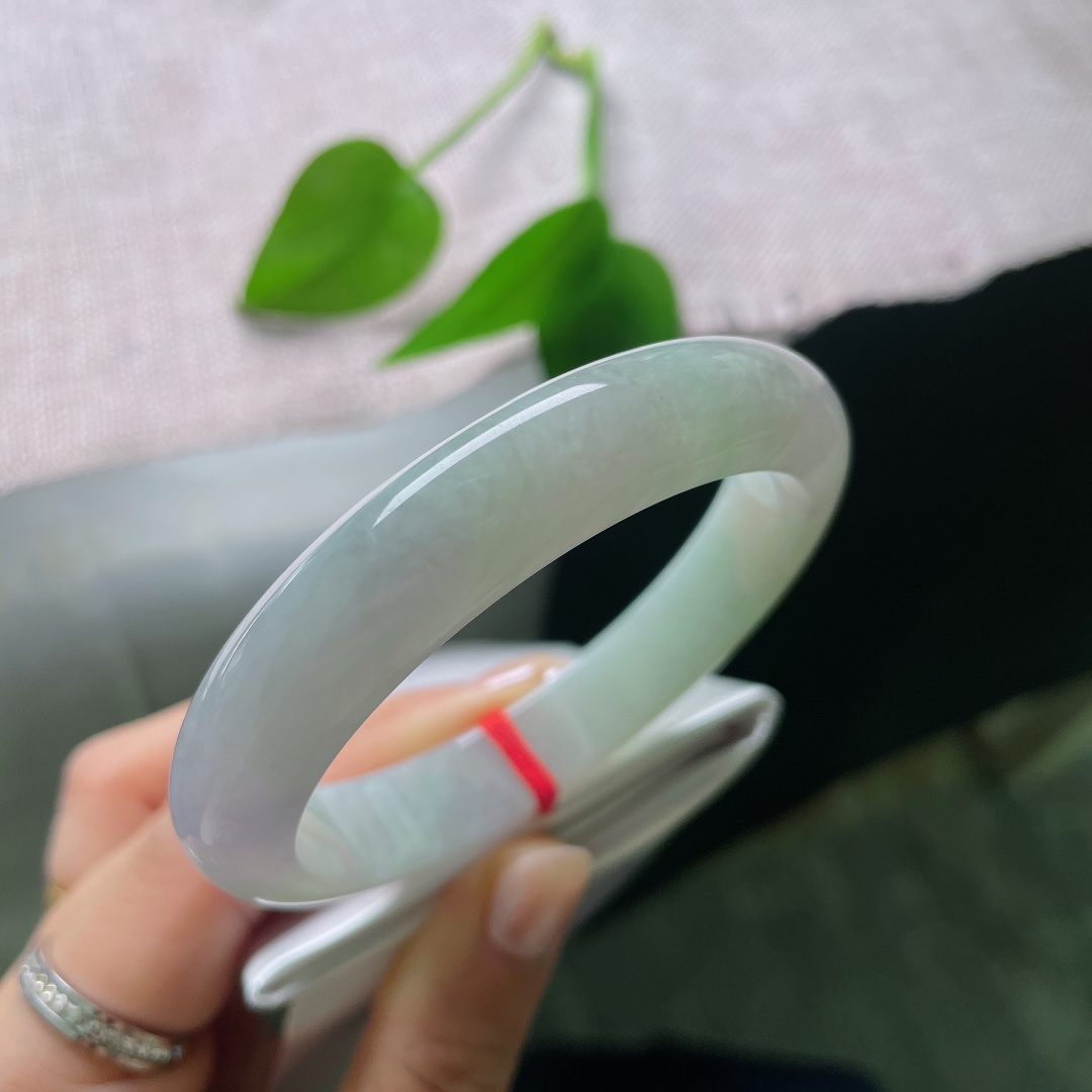 绿底正圈，有纹，腕间藏一抹浅春，紫绿浅浅交织，把东方玉石独有的温柔氛围感娓娓道来。ss57744a