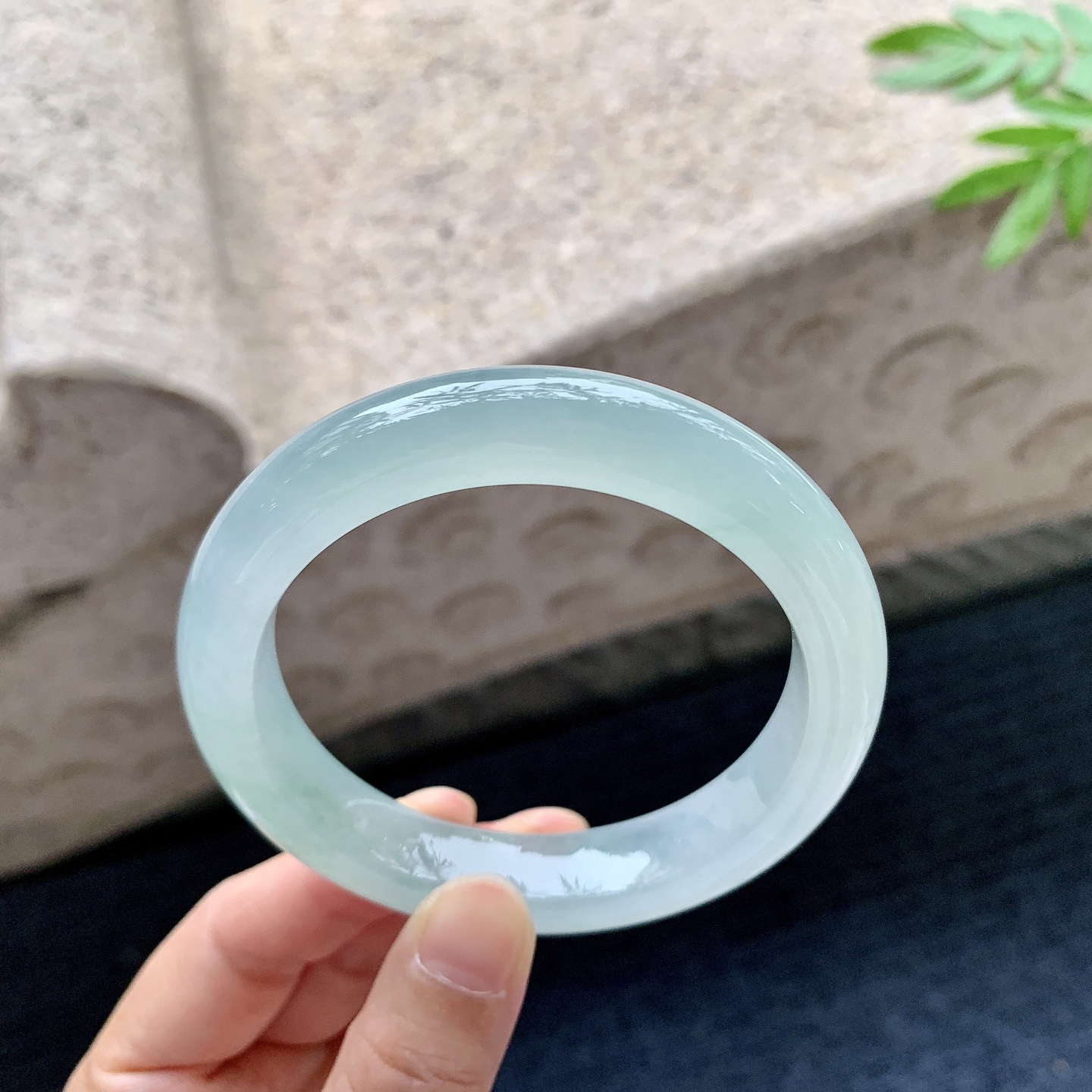 正圈56 57，冰糯晴底飘花，水润，种老，细腻，无裂。