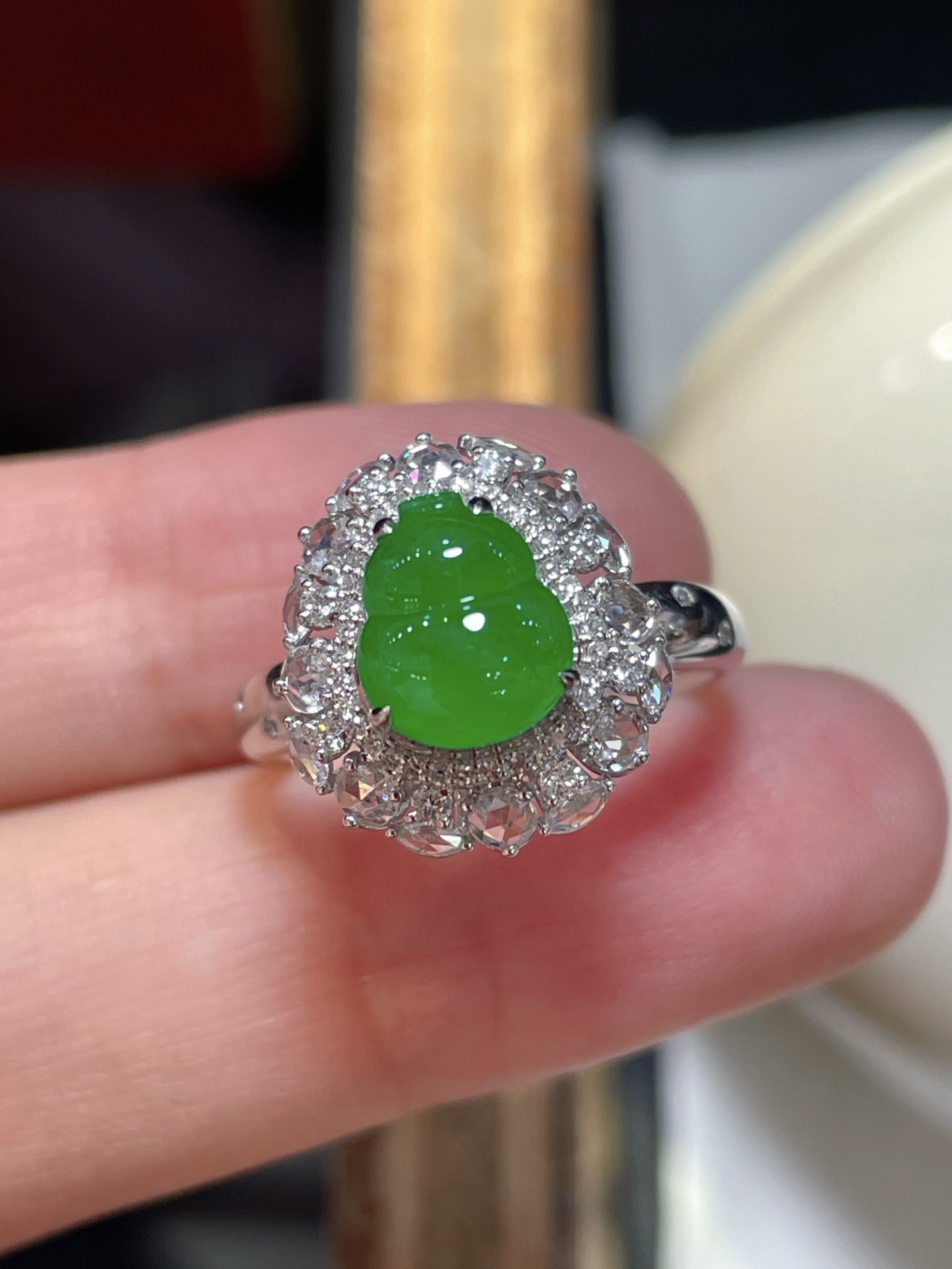 ️性比高冰满绿葫芦戒指，料子水润通透，种老起光。18k金镶嵌，非常时尚好看，14.9-13.7-11.2