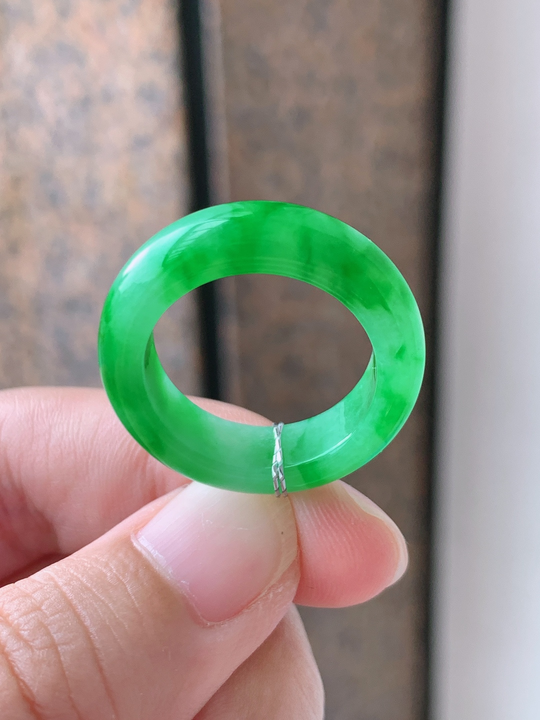 满绿指环，色泽鲜亮，玉质细腻，简约显贵,裸石25.5-6.7-4.1,圈口15.5,110825