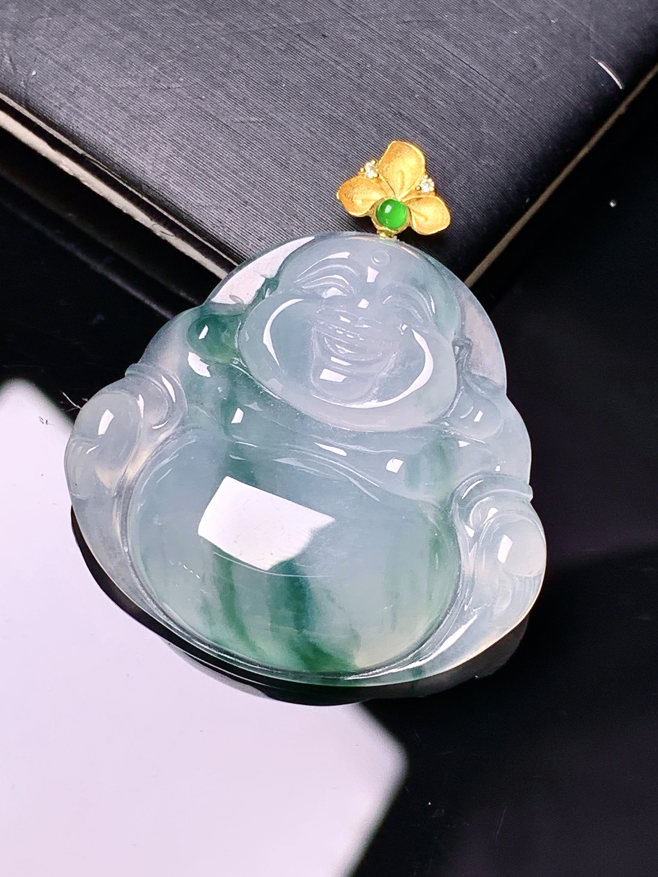 18k金镶嵌飘绿佛公吊坠 玉质细腻 色泽艳丽清新 水润亮眼 整体尺寸33.5*29.3*6 h3