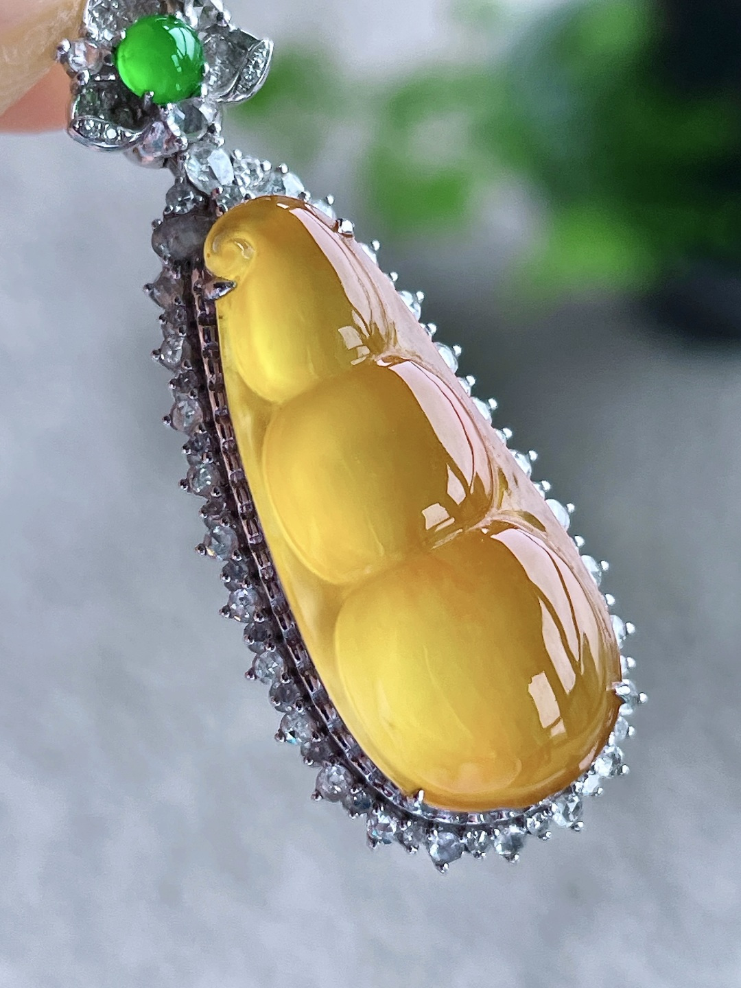 高冰黄翡豆子黄翡福豆吊坠,缅料 18k金镶嵌 无裂 性比高 冰透起钢,整体36.7-14-10,裸石23.7-10.3-3.2,重量5.8克