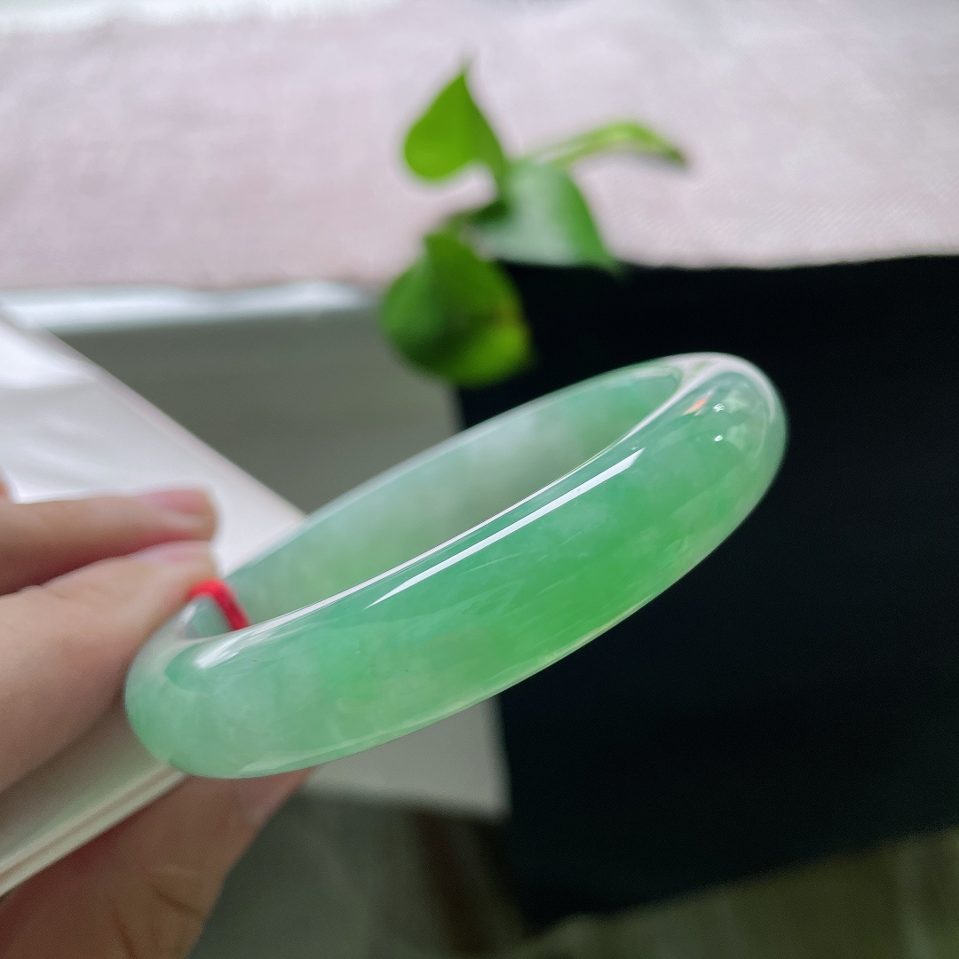 56/12.2/8.2，满色正圈，无裂，通体鲜翠通透起莹，盈盈光泽衬得华贵大气。ss56180a