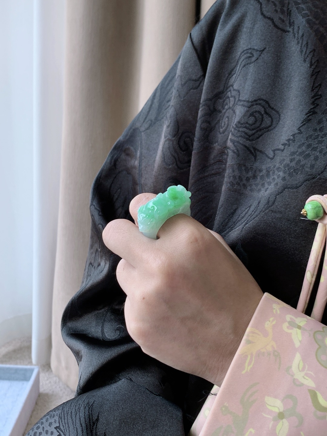 裸石冰飘阳绿貔貅戒圈扳指,缅料性比高超厚,尺寸34.5-12.3-11,圈口25号,重量18.5克