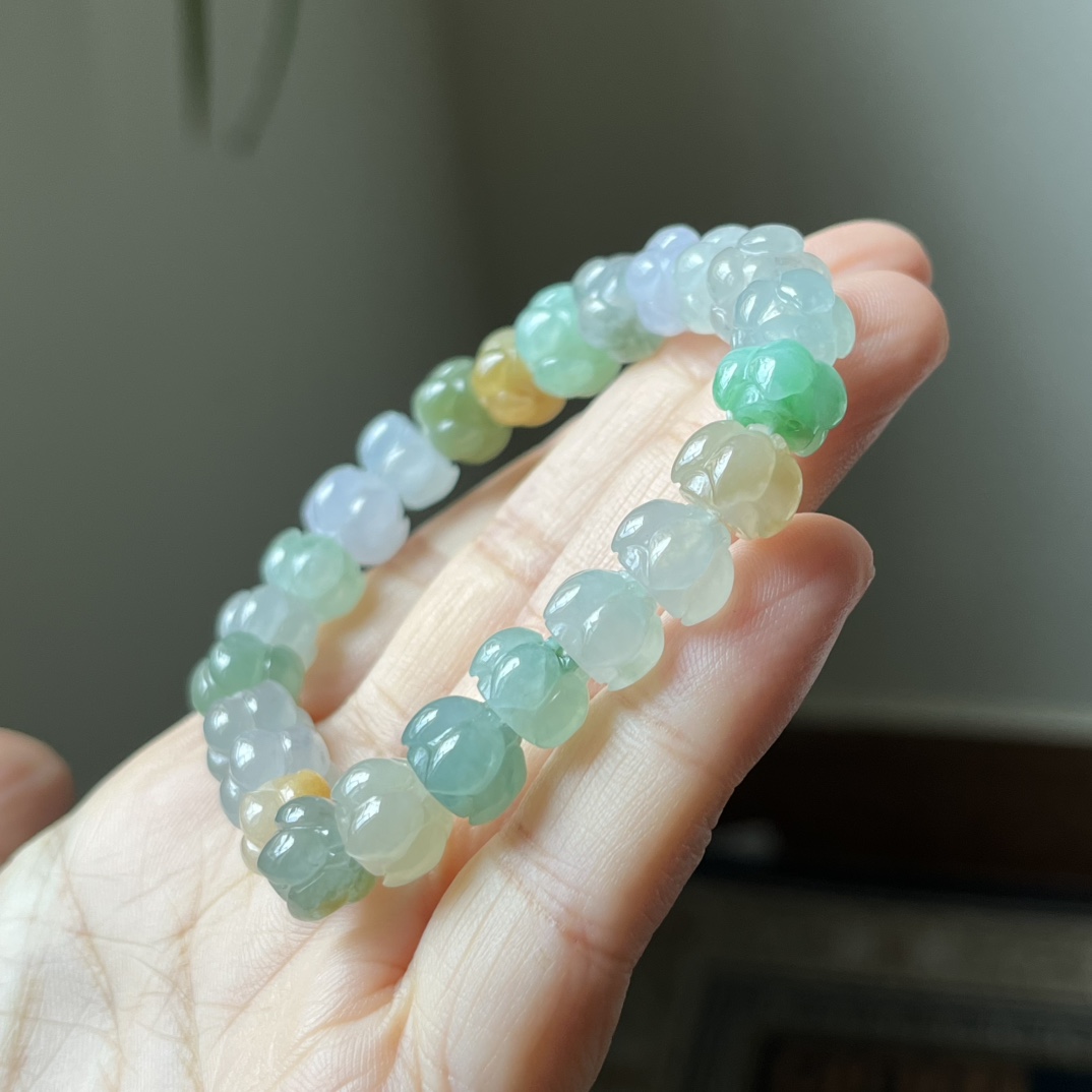2号，冰种大莲蓬珠手链，种水好，颗颗精挑细选，饱满厚庄，颜色丰富多彩，冰透，尺寸10.3×7.2