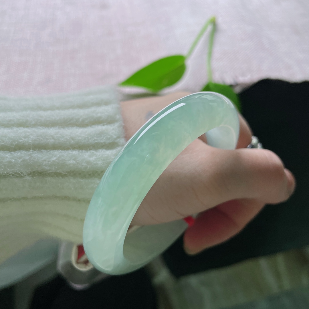 54.5/12.6/8.7，冰晴底正圈，似揉碎的天光融于玉，似春溪的清波绕于腕，晶体纹，ss56251a