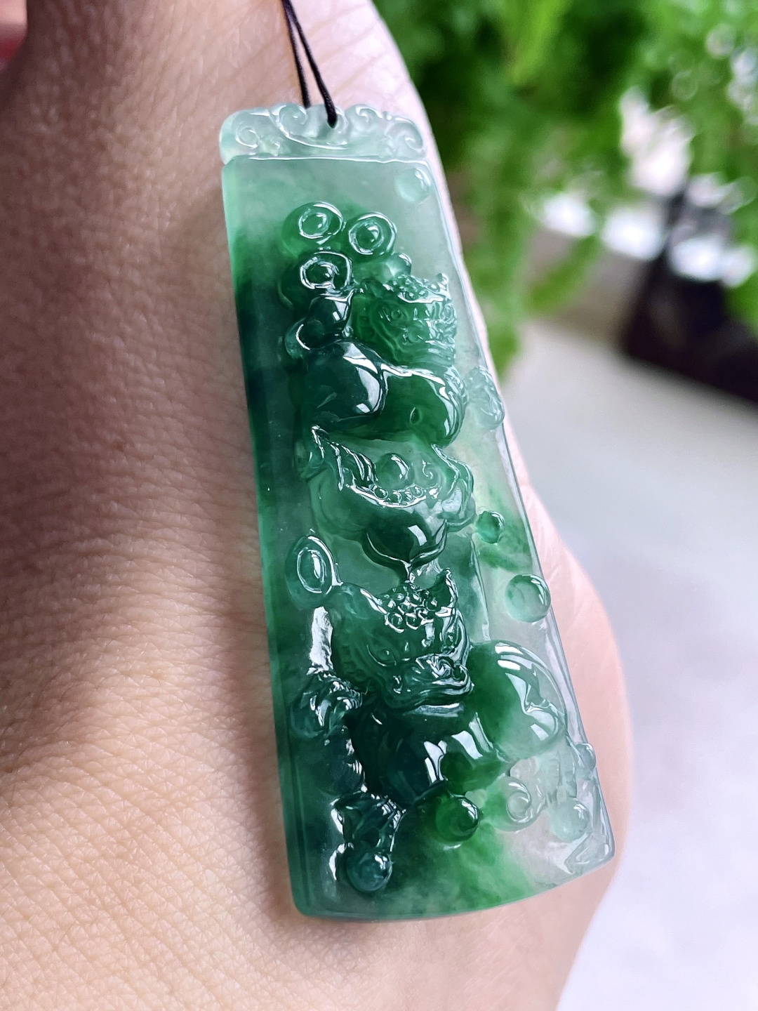 冰阳绿麒麟牌吊坠,缅料,无裂,性比高,尺寸57.5-22.5-5.5,重量12.2克