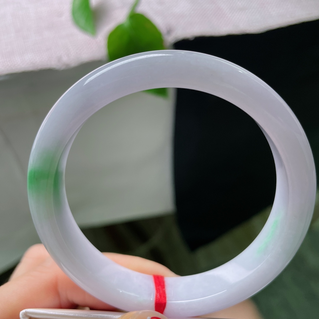 底飘绿正圈，一点皮纹，上手衬肤色白皙，气质温婉大方，日常穿搭百搭耐看。ss57712a