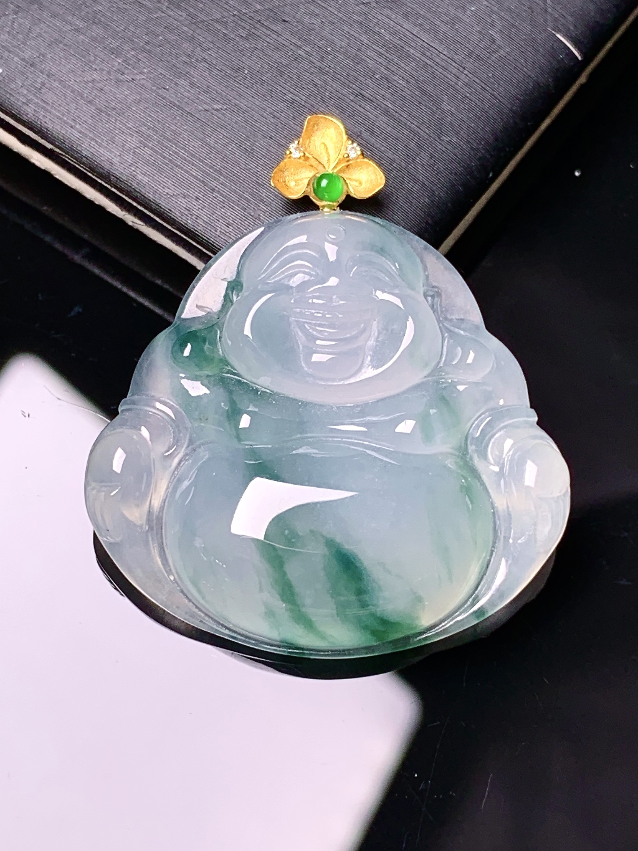 18k金镶嵌飘绿佛公吊坠 玉质细腻 色泽艳丽清新 水润亮眼 整体尺寸33.5*29.3*6 h3