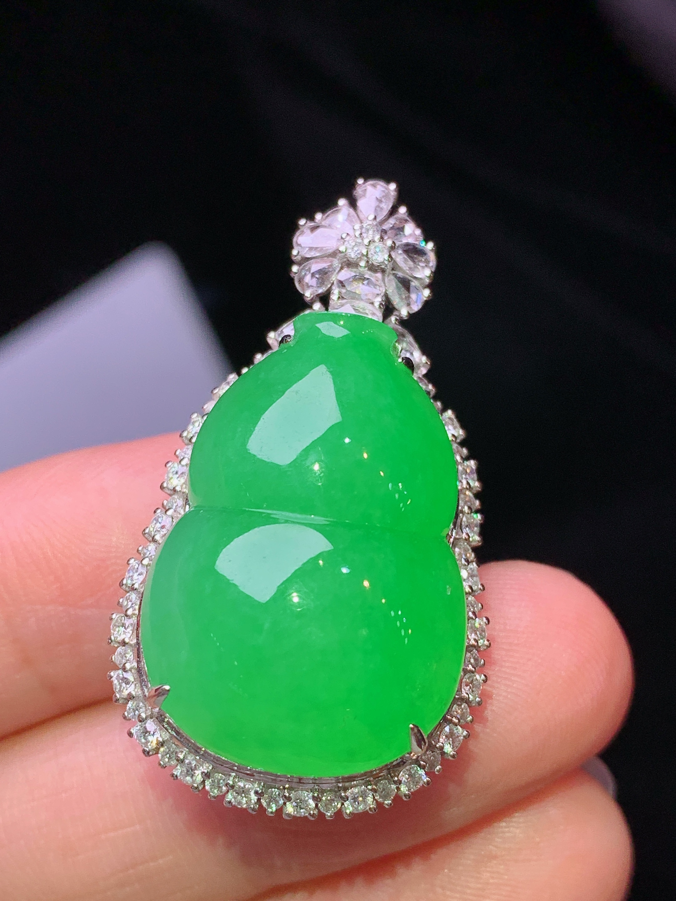 18k金钻镶嵌阳绿葫芦吊坠 玉质细腻 色泽艳丽清新 水润亮眼 整体尺寸35.5*20*14.8 f1