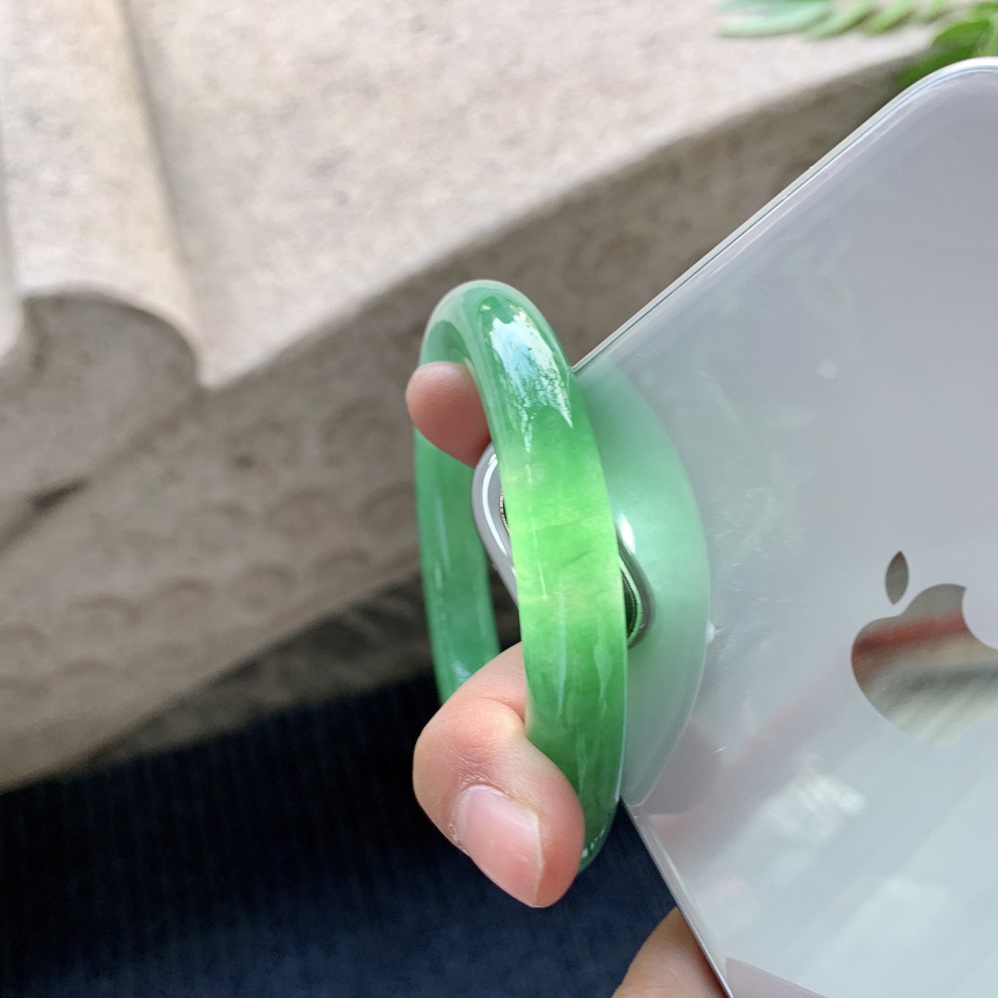 圆条54 55，圈口55.7/10.4/10.7，编码WW082872，冰糯阳绿，水润，种老，细腻，打灯有絮线