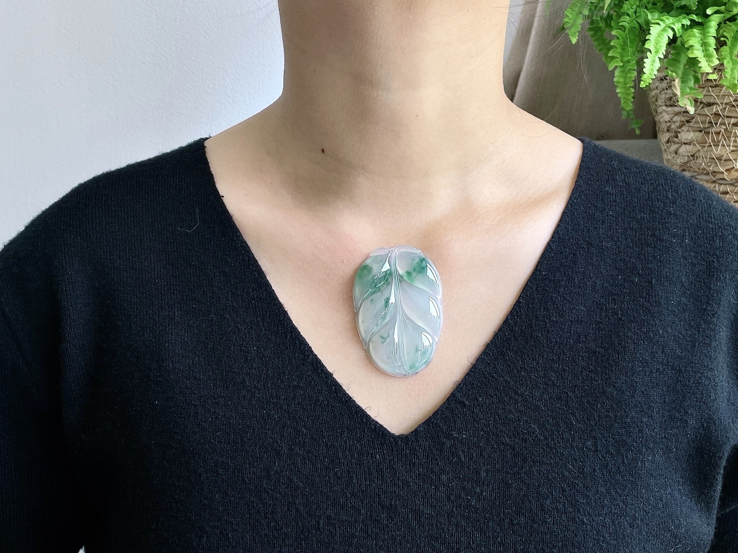 冰种飘绿花树叶飘绿花大叶子吊坠,无裂,性比高,飘花,厚装,尺寸56-38.1-6,重量23.9克