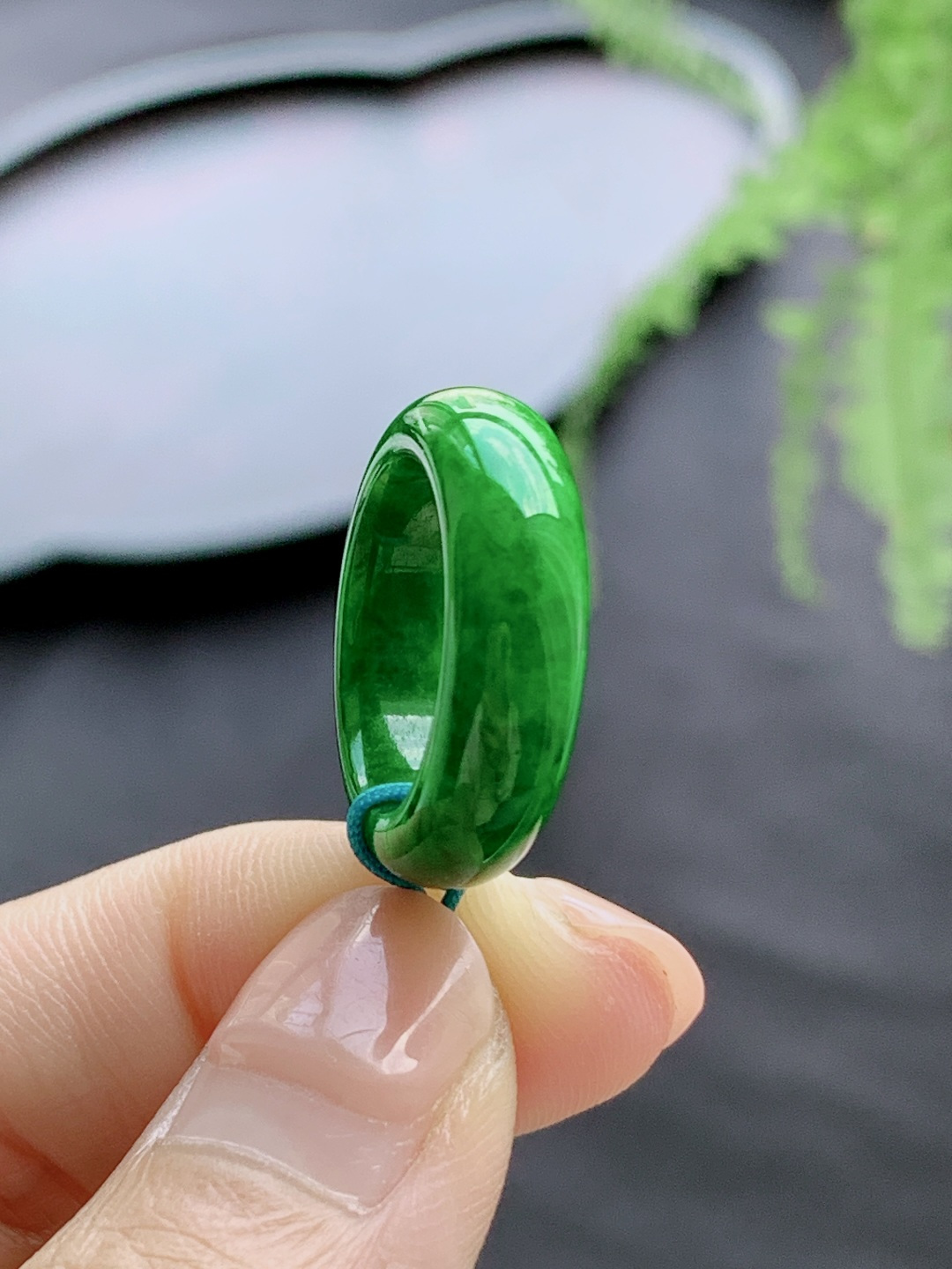 裸石冰辣阳绿戒圈指环,说明缅料性比高色浓满色满绿,尺寸6.3-3.7,圈口13号,重量4.1克