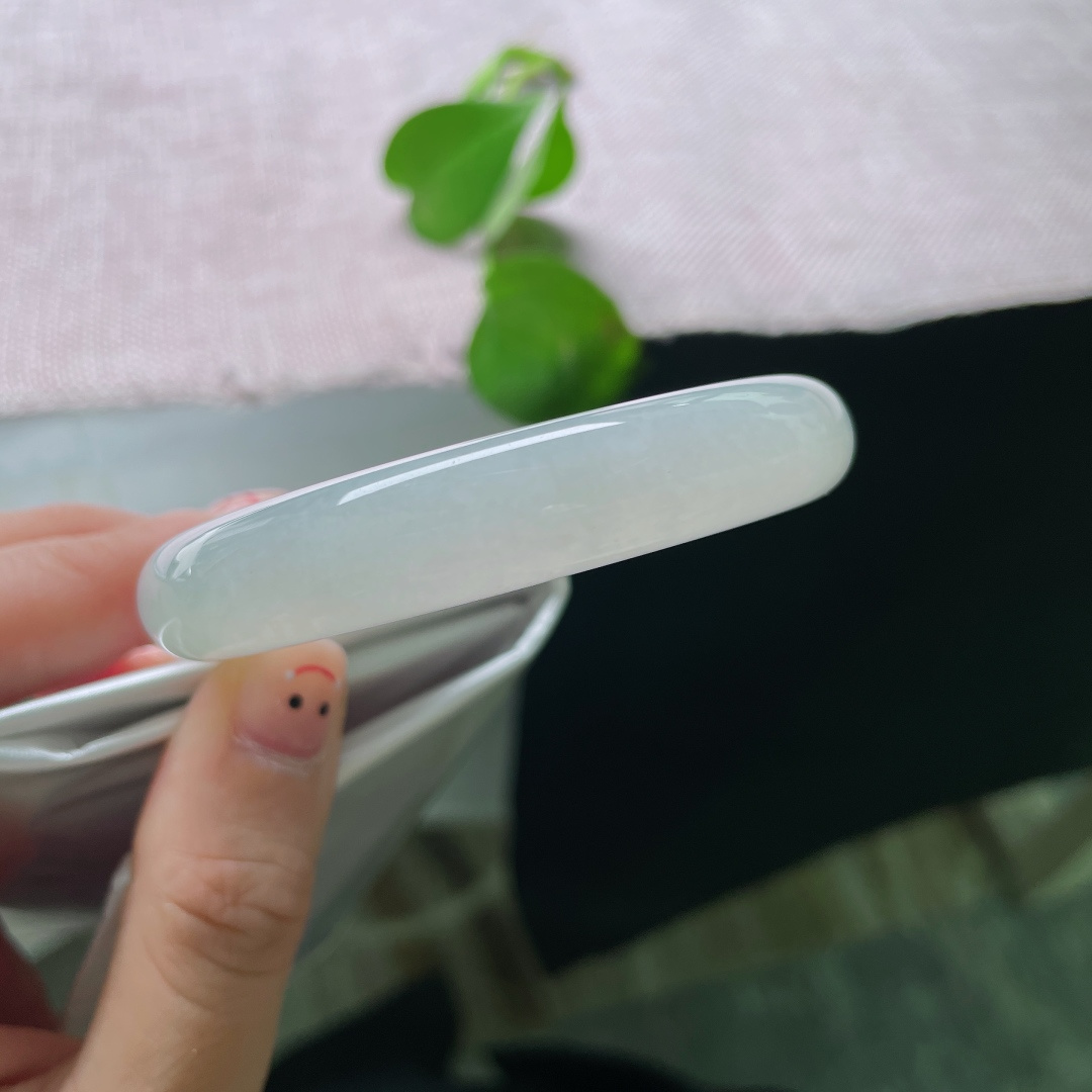 冰种正圈，无裂，莹润冰透素白镯身，温润澄澈恰似腕间一抹温柔白月光。ss48065a