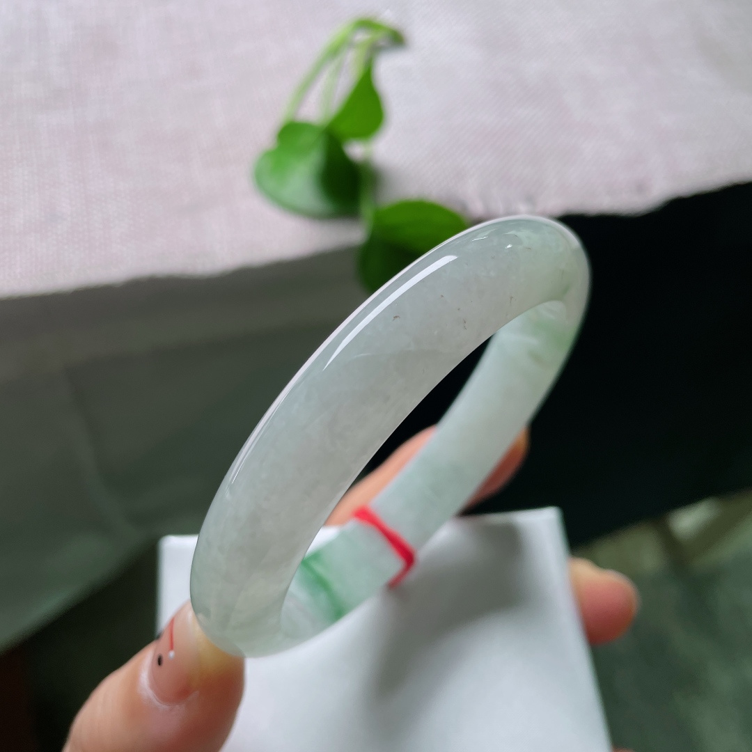 飘花正圈，晶体纹，玉质温润细腻，一截浓郁鲜翠的绿花点缀镯身，零星细绿丝轻绕其间，衬得格外鲜活亮眼，上手清爽雅致，ss50190a