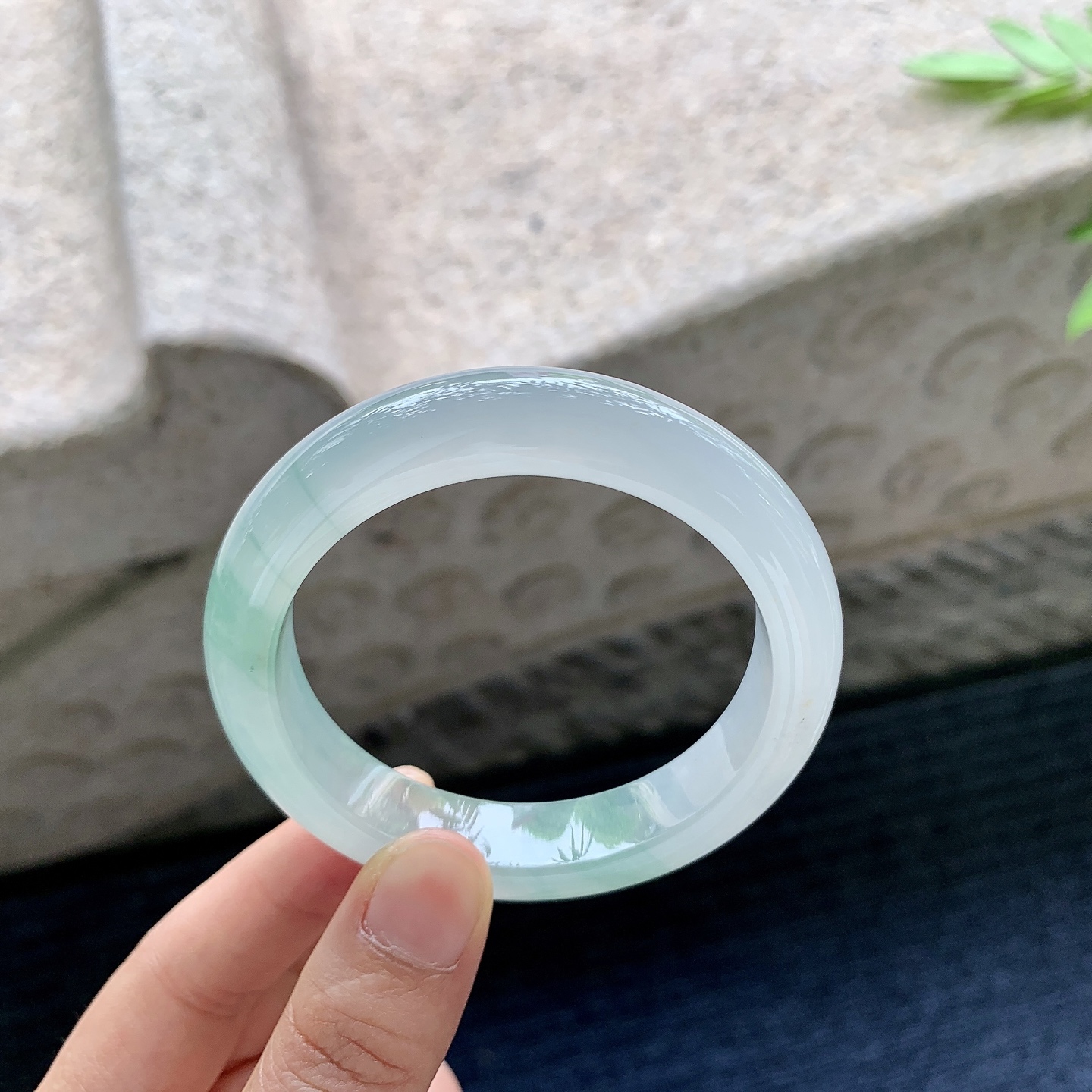 正圈52 53,圈口53.7/12/8.4,编码BA082880,描述冰糯飘绿，水润，种老，细腻，无裂