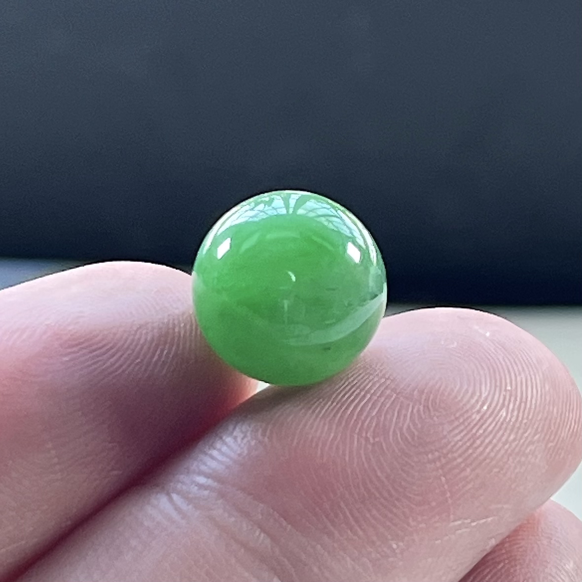 缅甸天然翡翠A货，卡11.8冰润满绿阳绿圆珠单珠一颗（轻微小细纹），尺寸：11.8mm/1颗，重量：2.91g(己打孔)