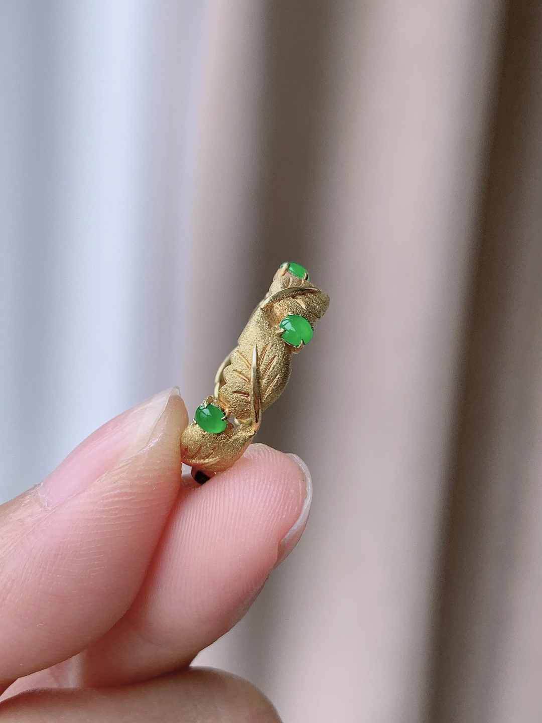 设计款冰阳绿蛋面戒指,18k金镶嵌,性比高,裸石2.8-1.8,圈口16号,重量4克