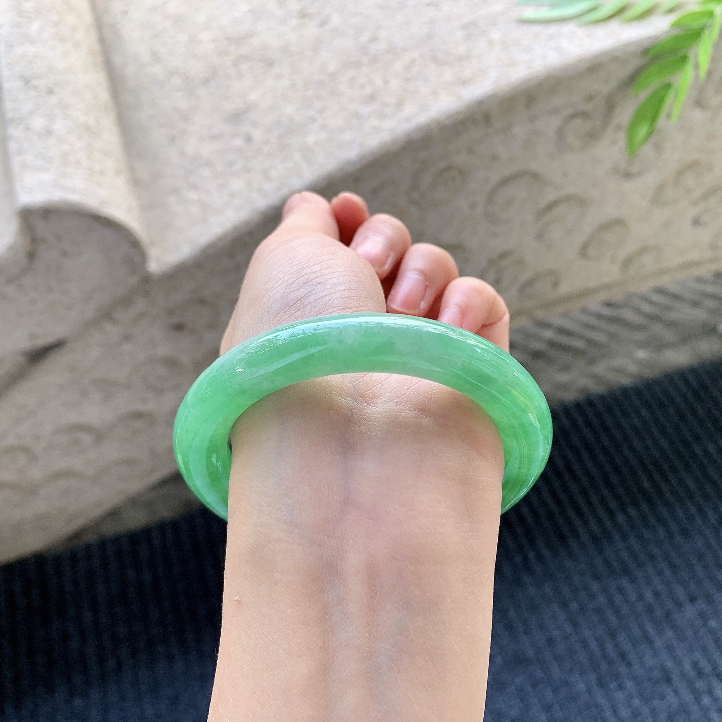 圆条54 55，圈口55.7/10.4/10.7，编码WW082872，冰糯阳绿，水润，种老，细腻，打灯有絮线