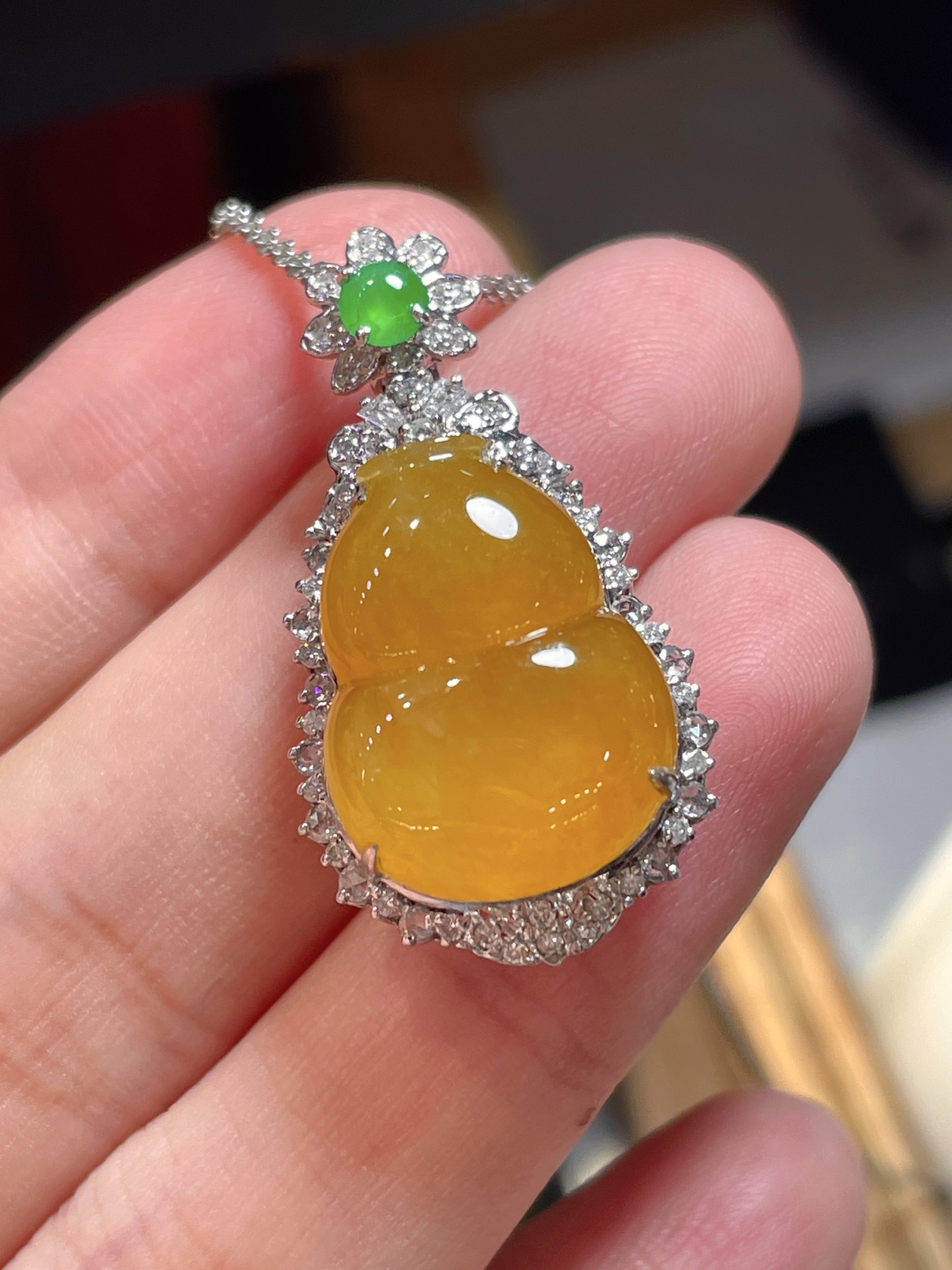 黄翡葫芦吊坠，种水好好，裸石很饱满，专挑好品相，18k镶嵌，18.6-14.1-4.7