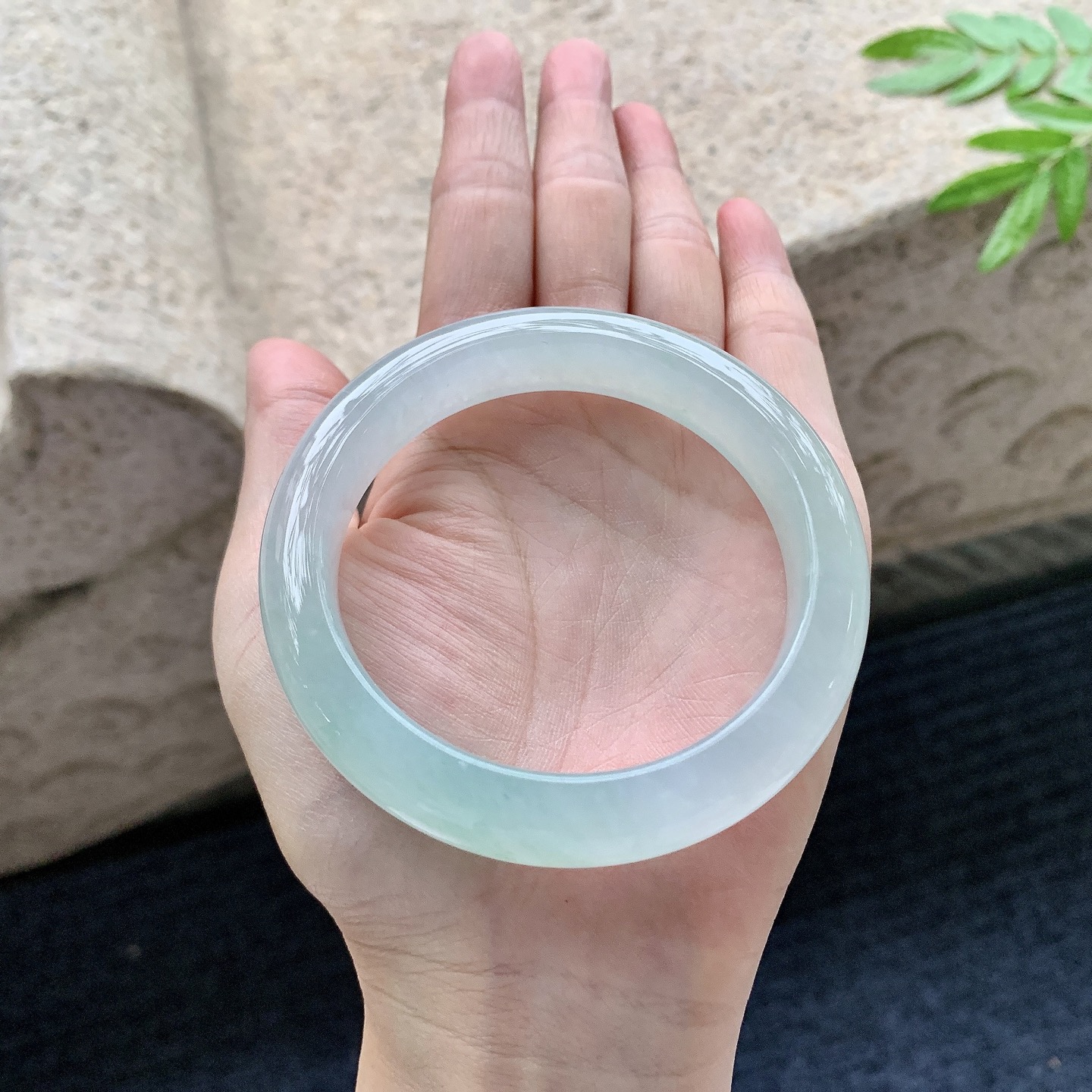 正圈56 57，冰糯晴底飘花，水润，种老，细腻，无裂。