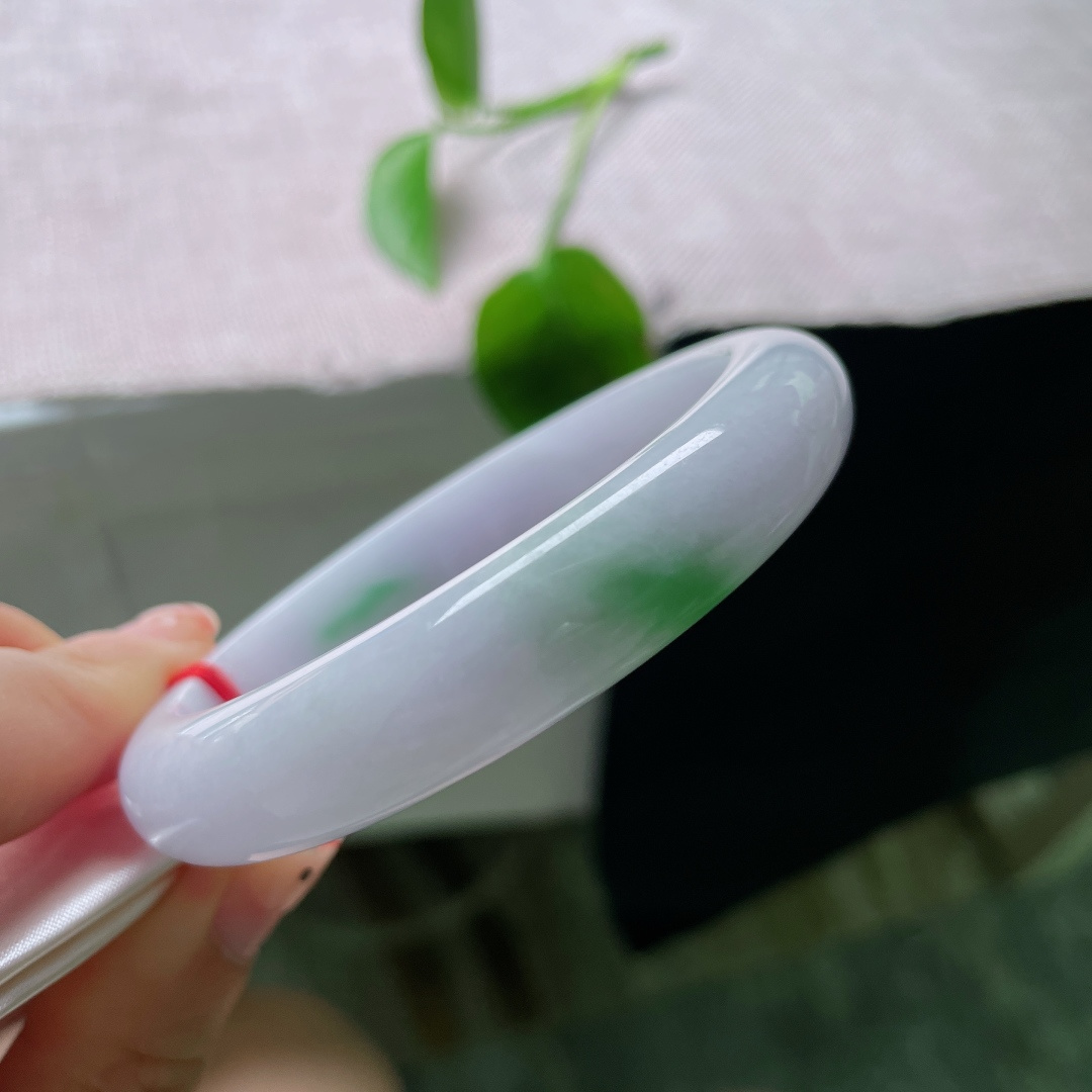底飘绿正圈，一点皮纹，上手衬肤色白皙，气质温婉大方，日常穿搭百搭耐看。ss57712a