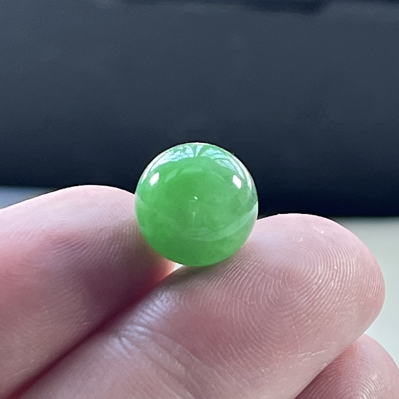 缅甸天然翡翠A货，卡11.8冰润满绿阳绿圆珠单珠一颗（轻微小细纹），尺寸：11.8mm/1颗，重量：2.91g(己打孔)