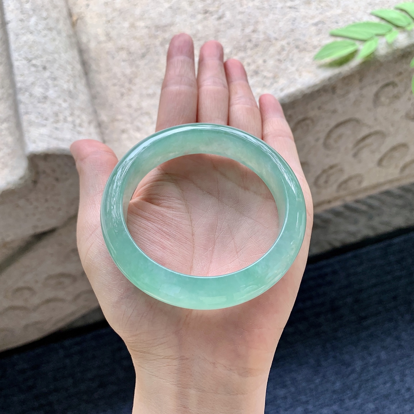 正圈55 56,圈口56.4/14.2/8.3,编码WW082866,描述冰糯满绿，水润，种老，细腻，无裂