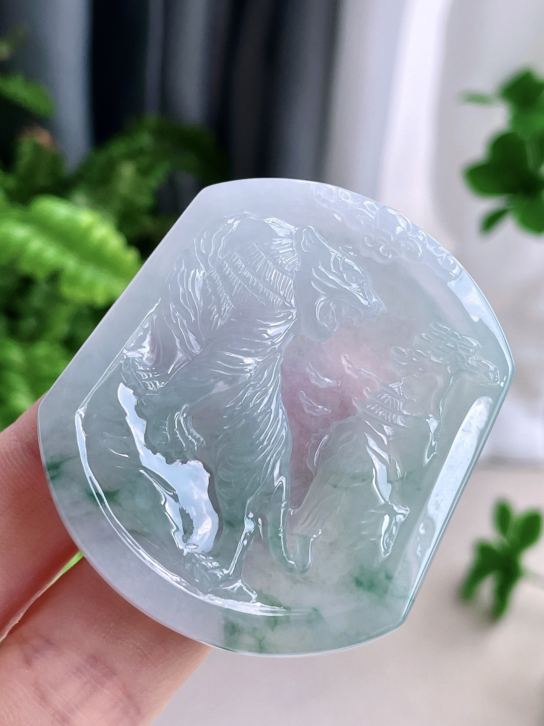 糯冰飘花生肖虎上山虎牌吊坠,缅料 无裂 性比高,尺寸53.4-45.8-4.8,重量26.3克