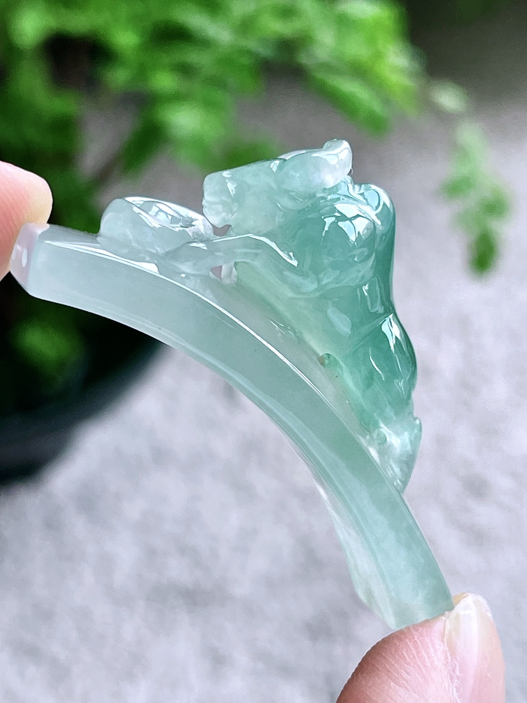 【裸石】冰飘绿花生肖牛手牌【说明】缅料 无裂 性比高 立体飘花【尺寸】46.4-20.2-13【重量】17.7克