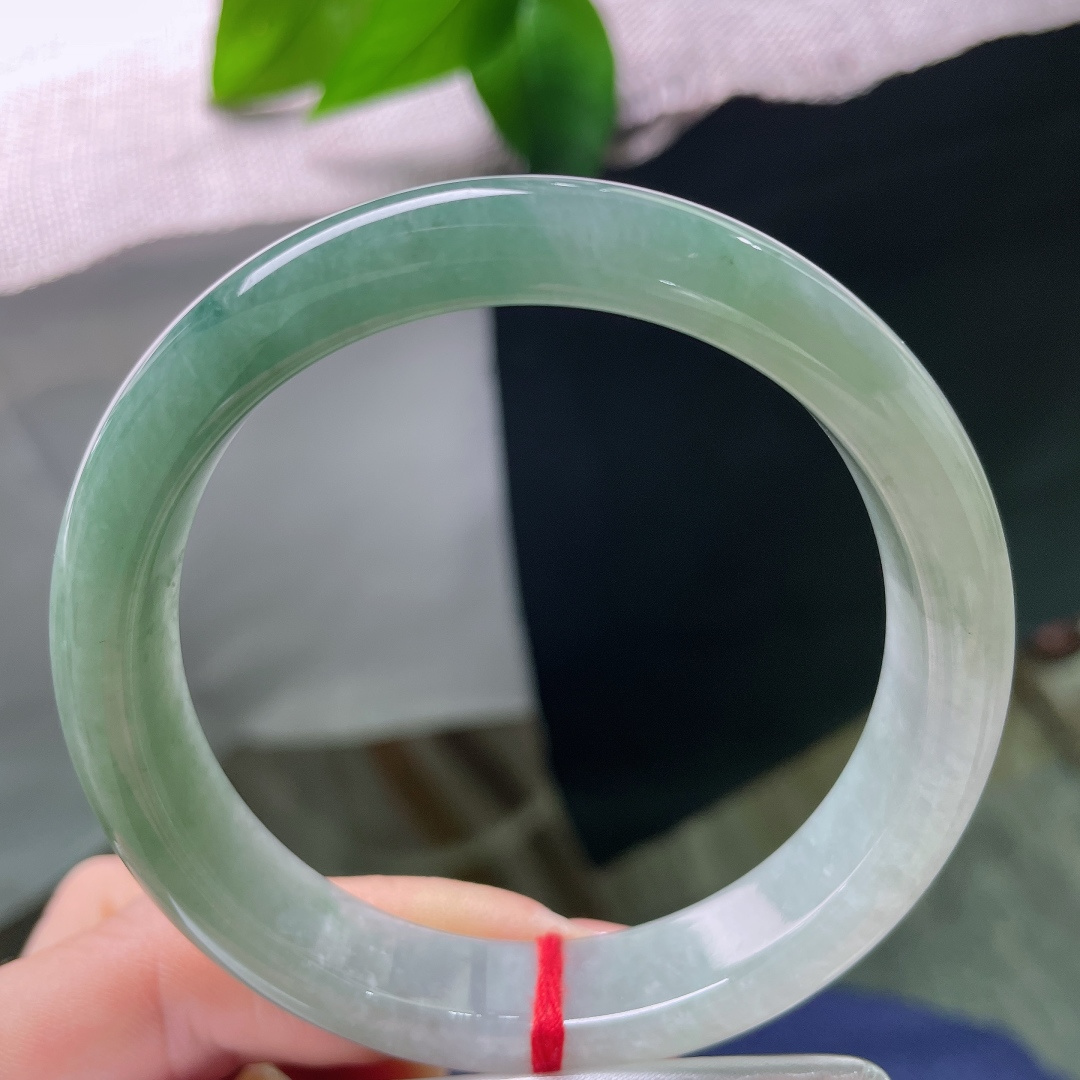 58.7/12.3/8.3，油青正圈，一点皮纹，水润细腻，色泽匀净柔和，内敛沉静，属于百搭耐看的日常