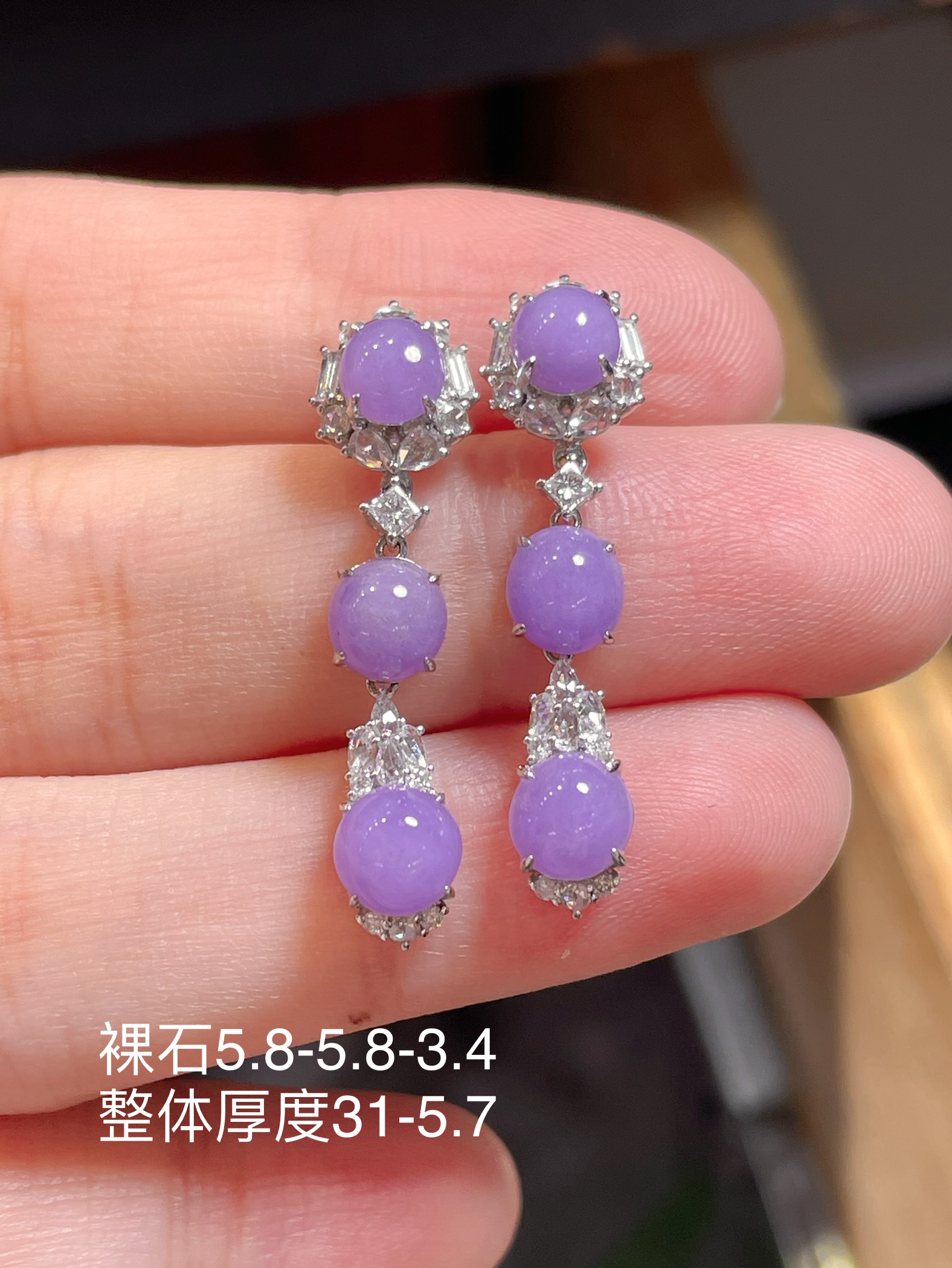 ️翡翠·冰种紫罗兰蛋面耳钉，经得起考验的品质，无裂，料子水润通透，种老起光。18k金镶嵌，佩戴效果