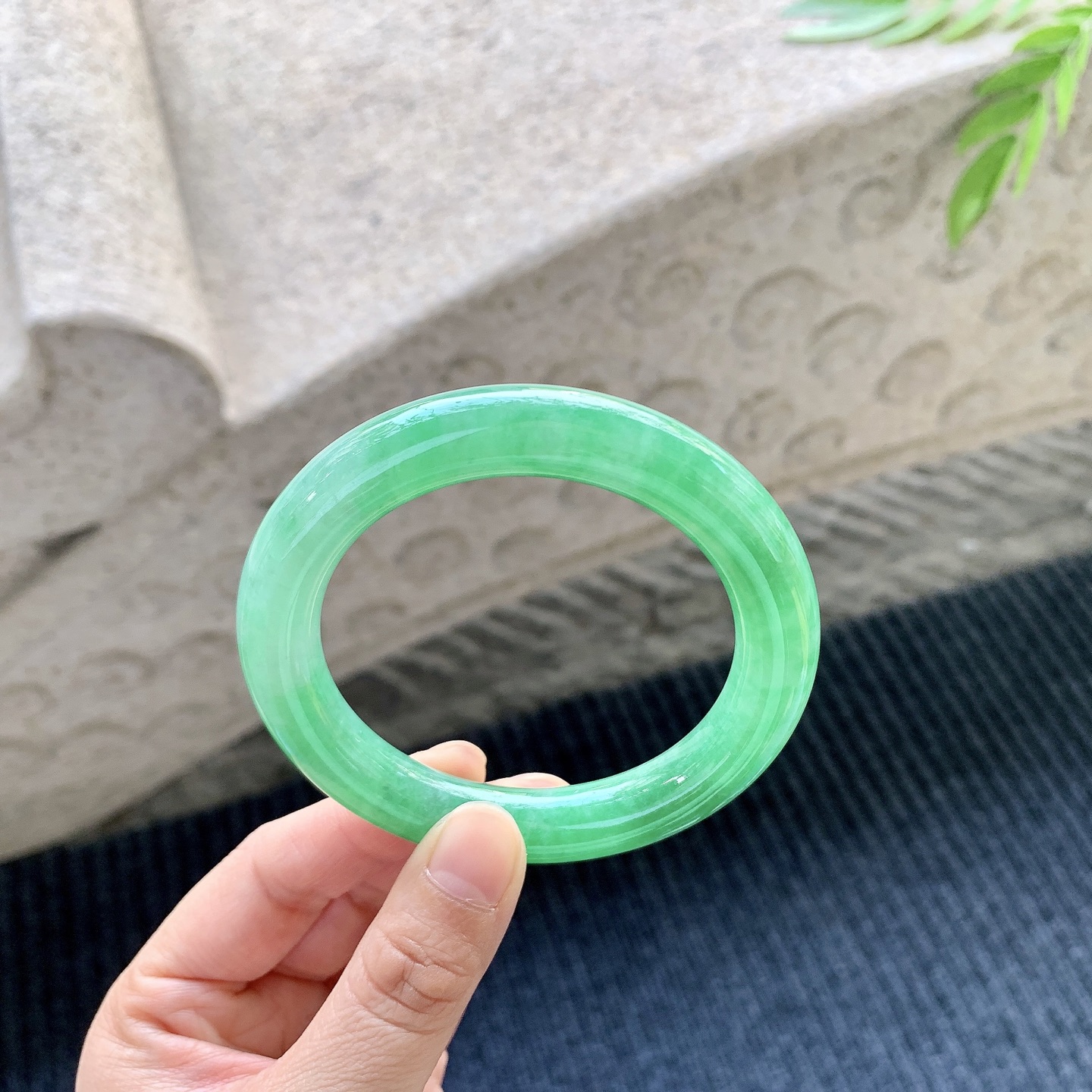 圆条54 55，圈口55.7/10.4/10.7，编码WW082872，冰糯阳绿，水润，种老，细腻，打灯有絮线