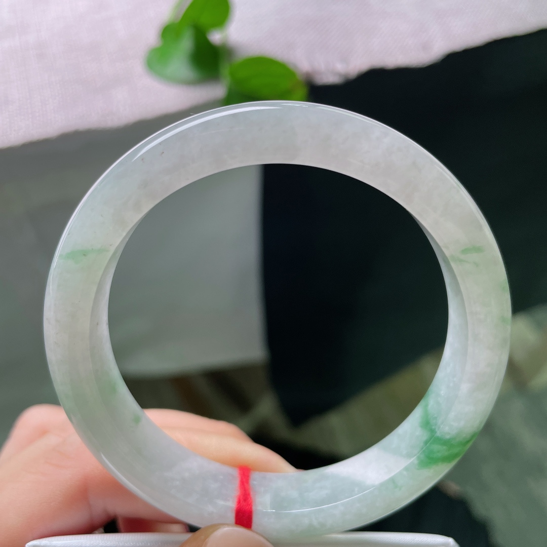 飘花正圈，晶体纹，玉质温润细腻，一截浓郁鲜翠的绿花点缀镯身，零星细绿丝轻绕其间，衬得格外鲜活亮眼，上手清爽雅致，ss50190a
