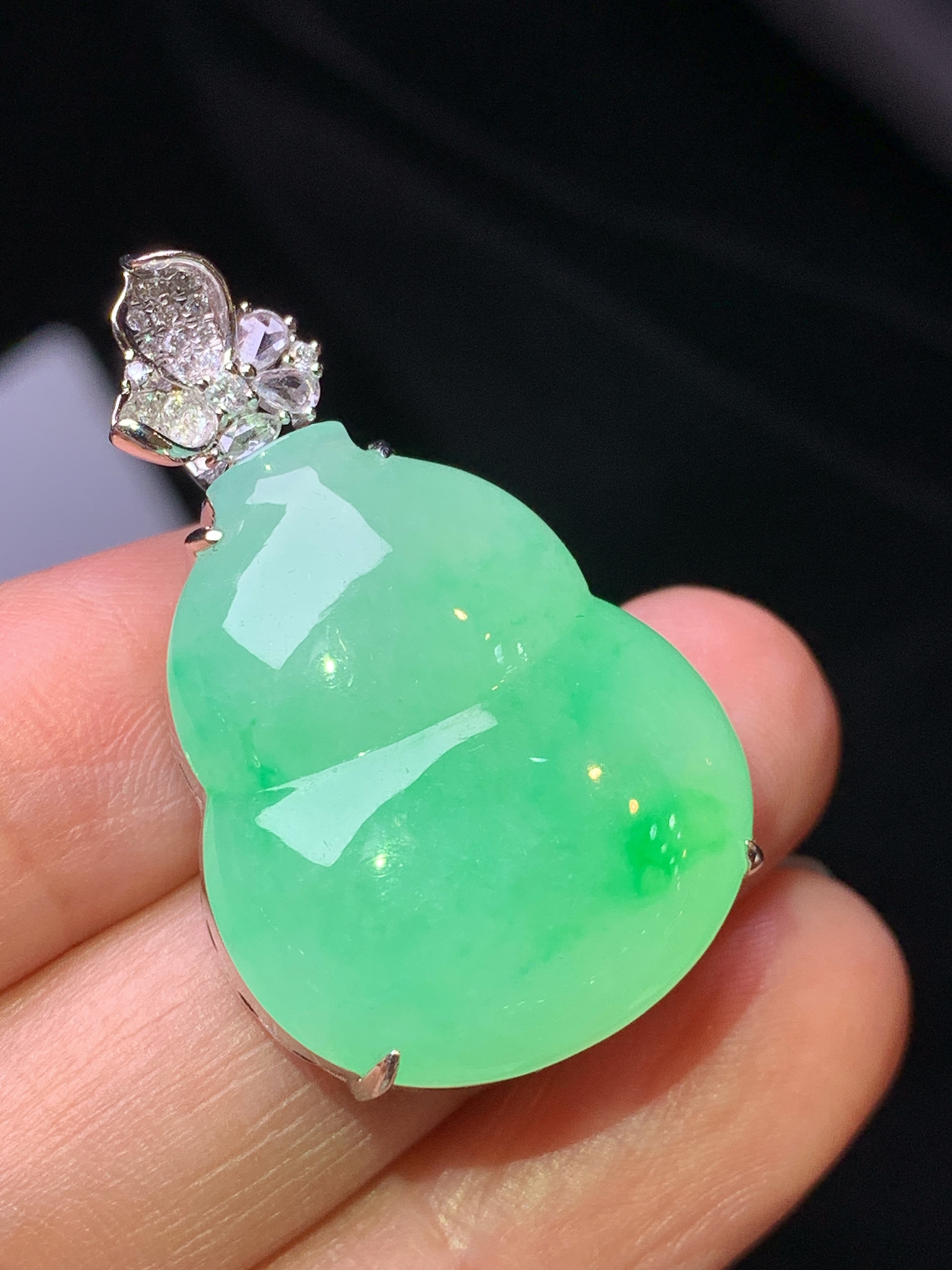18k金钻镶嵌阳绿葫芦吊坠 玉质细腻 色泽艳丽清新 水润亮眼 整体尺寸35*21.6*10.3 f1