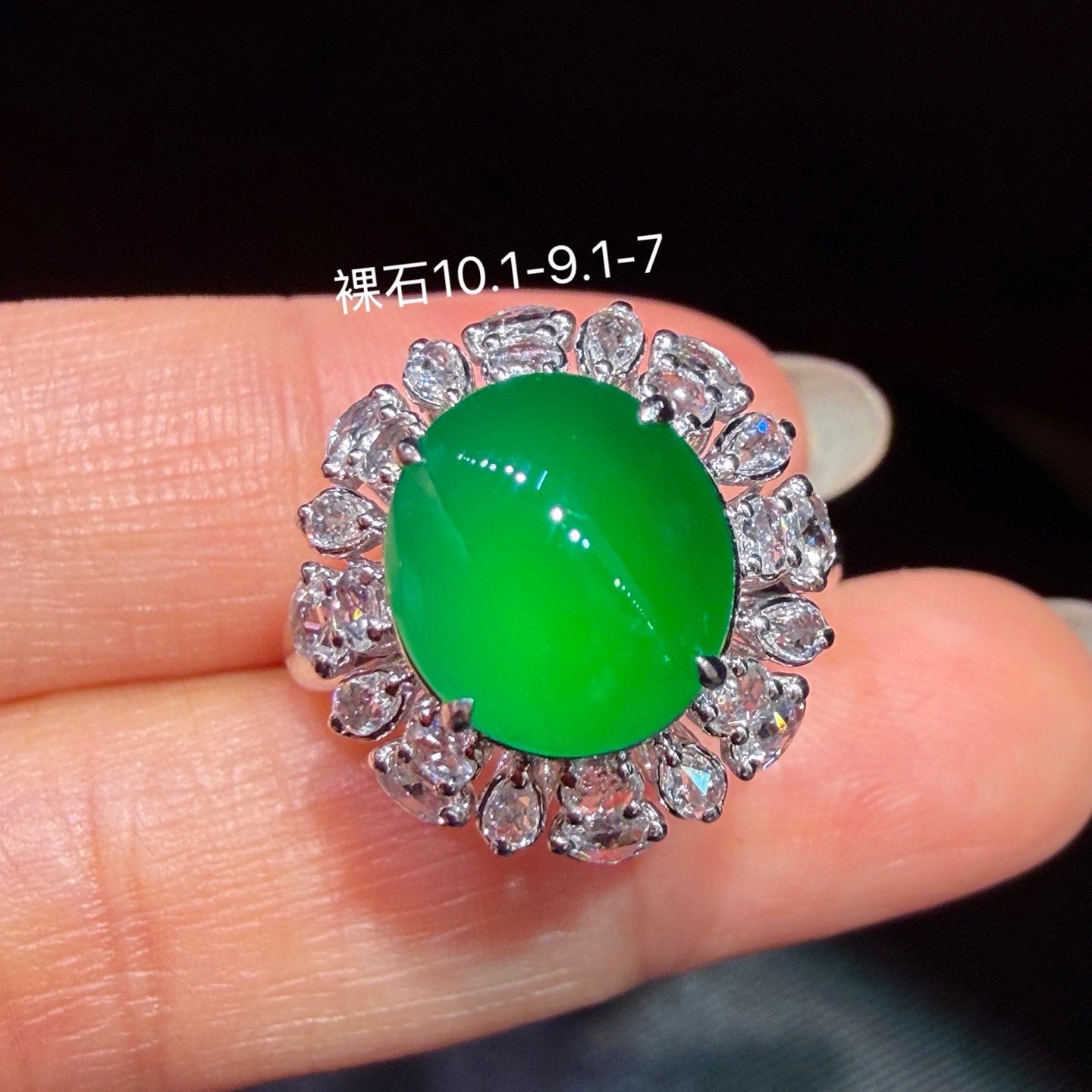 冰种阳绿蛋面戒指，通透水润，玉质细腻，翠色鲜艳，18k金奢华钻石镶嵌