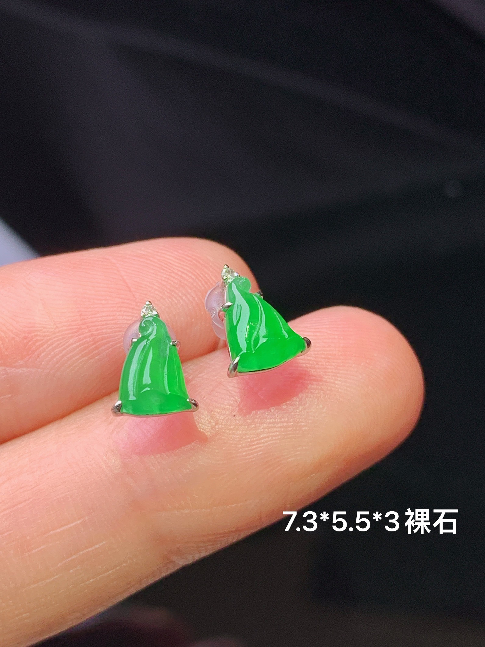 18k金镶嵌阳绿莲蓬耳钉 玉质细腻 色泽艳丽清新 水润亮眼 裸石尺寸7.3*5.5*3 z1
