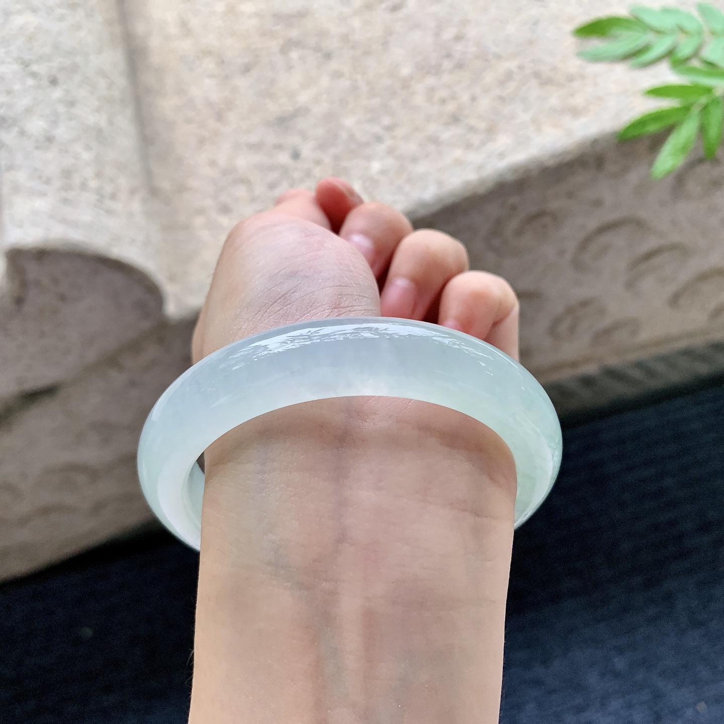 正圈56 57，冰糯晴底飘花，水润，种老，细腻，无裂。