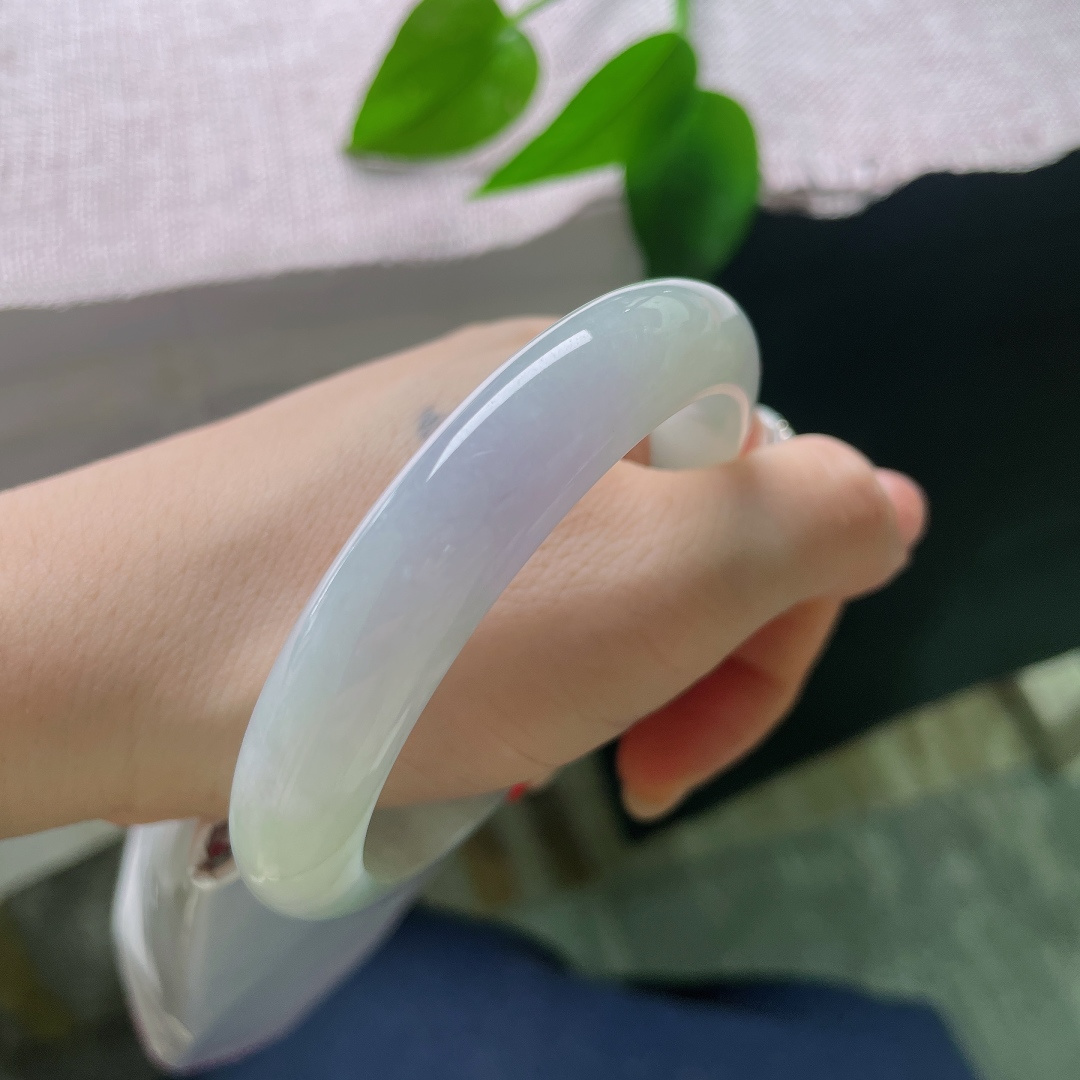 绿底正圈，有纹，腕间藏一抹浅春，紫绿浅浅交织，把东方玉石独有的温柔氛围感娓娓道来。ss57744a