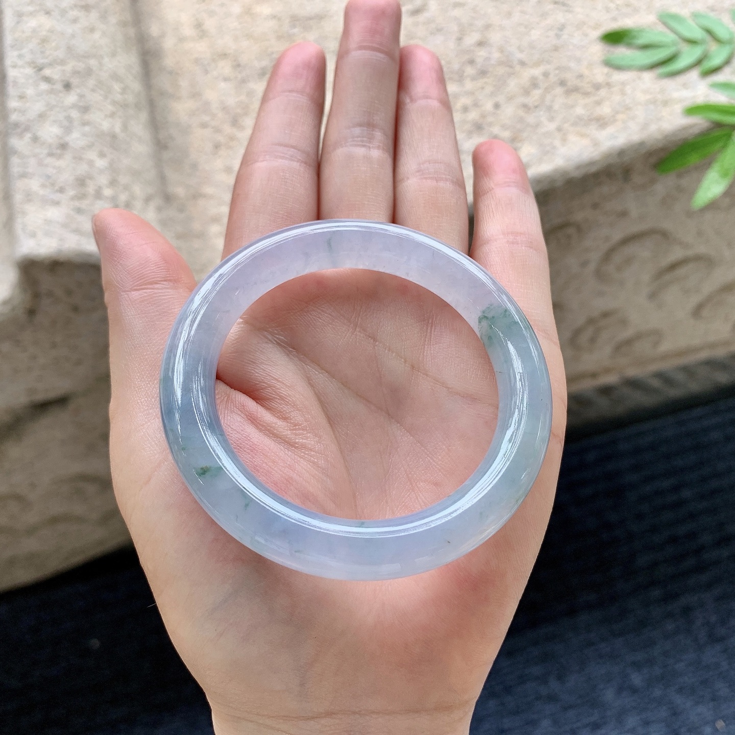 圆条49 50,圈口50.3/9.7/9.3,编码B2082776,糯冰飘花，水润，种老，细腻，有纹线
