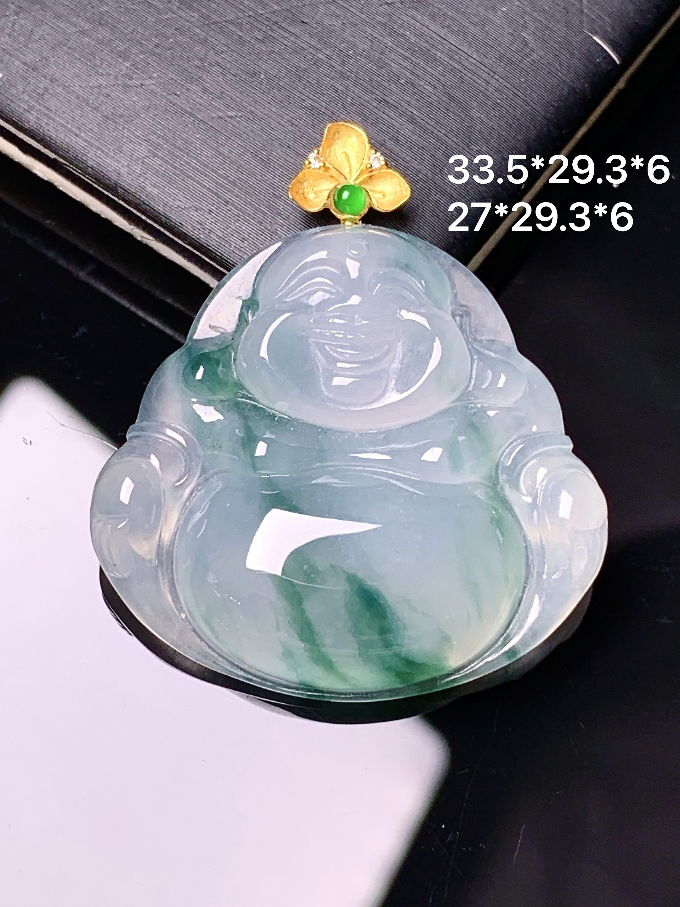 18k金镶嵌飘绿佛公吊坠 玉质细腻 色泽艳丽清新 水润亮眼 整体尺寸33.5*29.3*6 h3