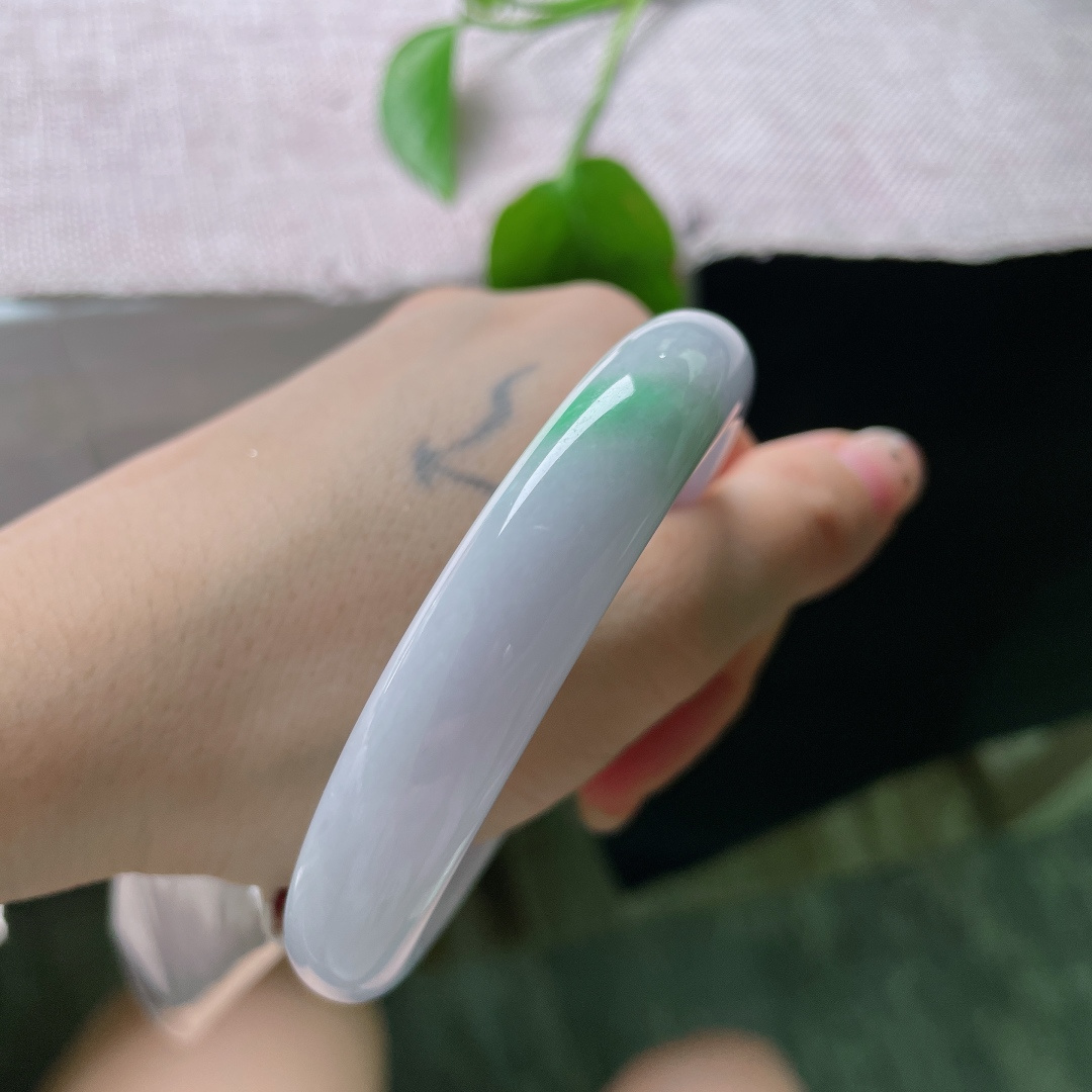 底飘绿正圈，一点皮纹，上手衬肤色白皙，气质温婉大方，日常穿搭百搭耐看。ss57712a