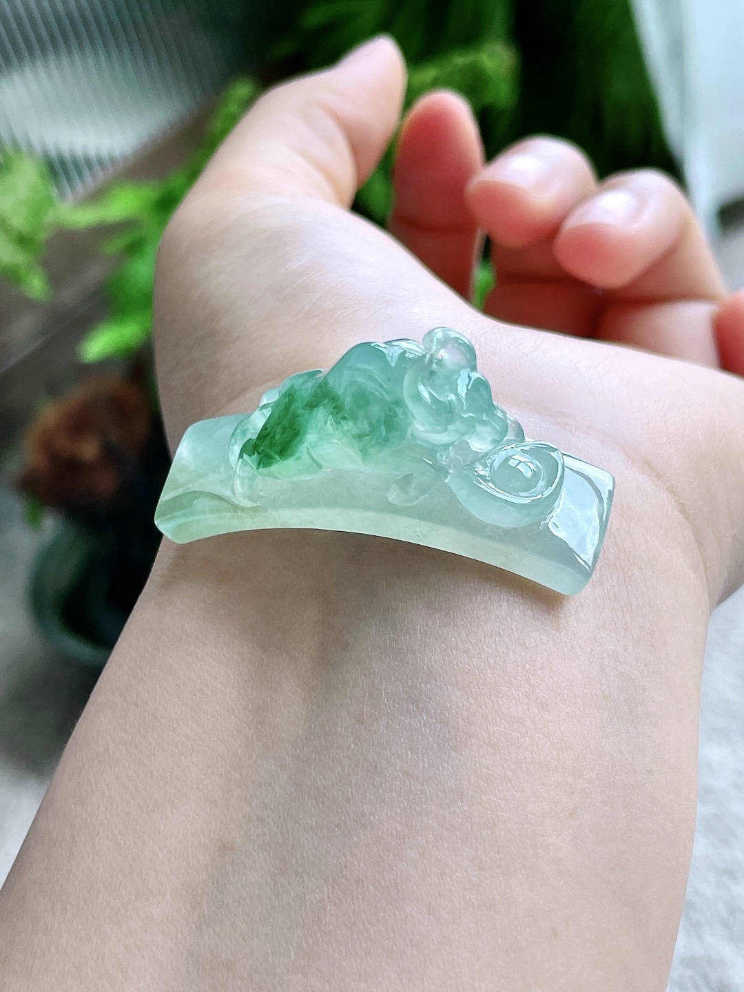 【裸石】冰飘绿花生肖牛手牌【说明】缅料 无裂 性比高 立体飘花【尺寸】46.4-20.2-13【重