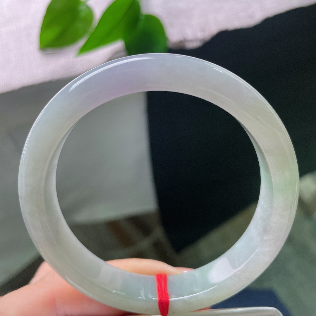 绿底正圈，有纹，腕间藏一抹浅春，紫绿浅浅交织，把东方玉石独有的温柔氛围感娓娓道来。ss57744a