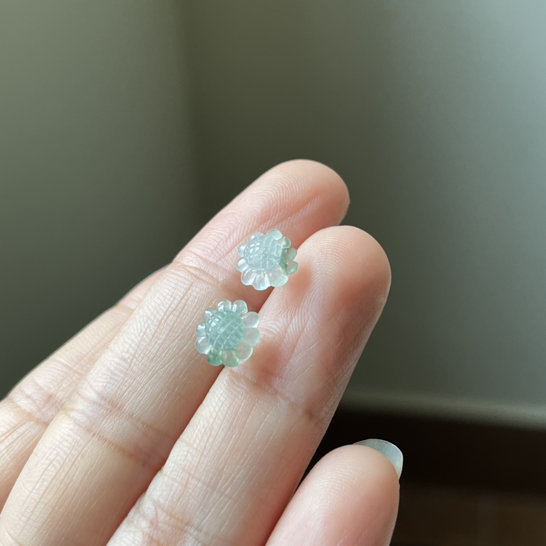 3号，18K金扣镶冰种飘花俏色向日葵耳钉，太阳花，向阳花，种水好，冰透无裂，尺寸8.5×4.5，送耳塞，亏本出