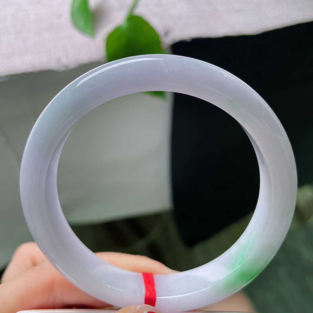 底飘绿正圈，一点皮纹，上手衬肤色白皙，气质温婉大方，日常穿搭百搭耐看。ss57712a