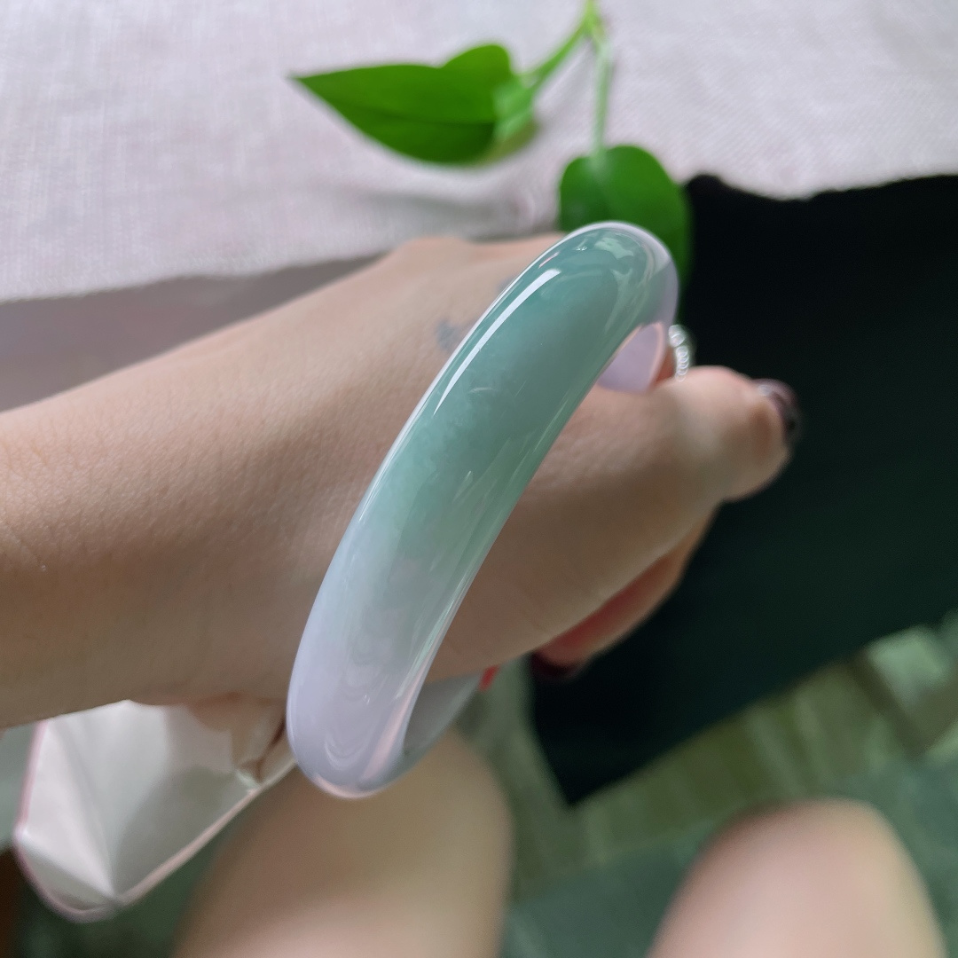 56.7/12.1/8.9，淡紫正圈，飘花点缀，从容自若不失优雅气质，质地温润，无裂，ss55507a