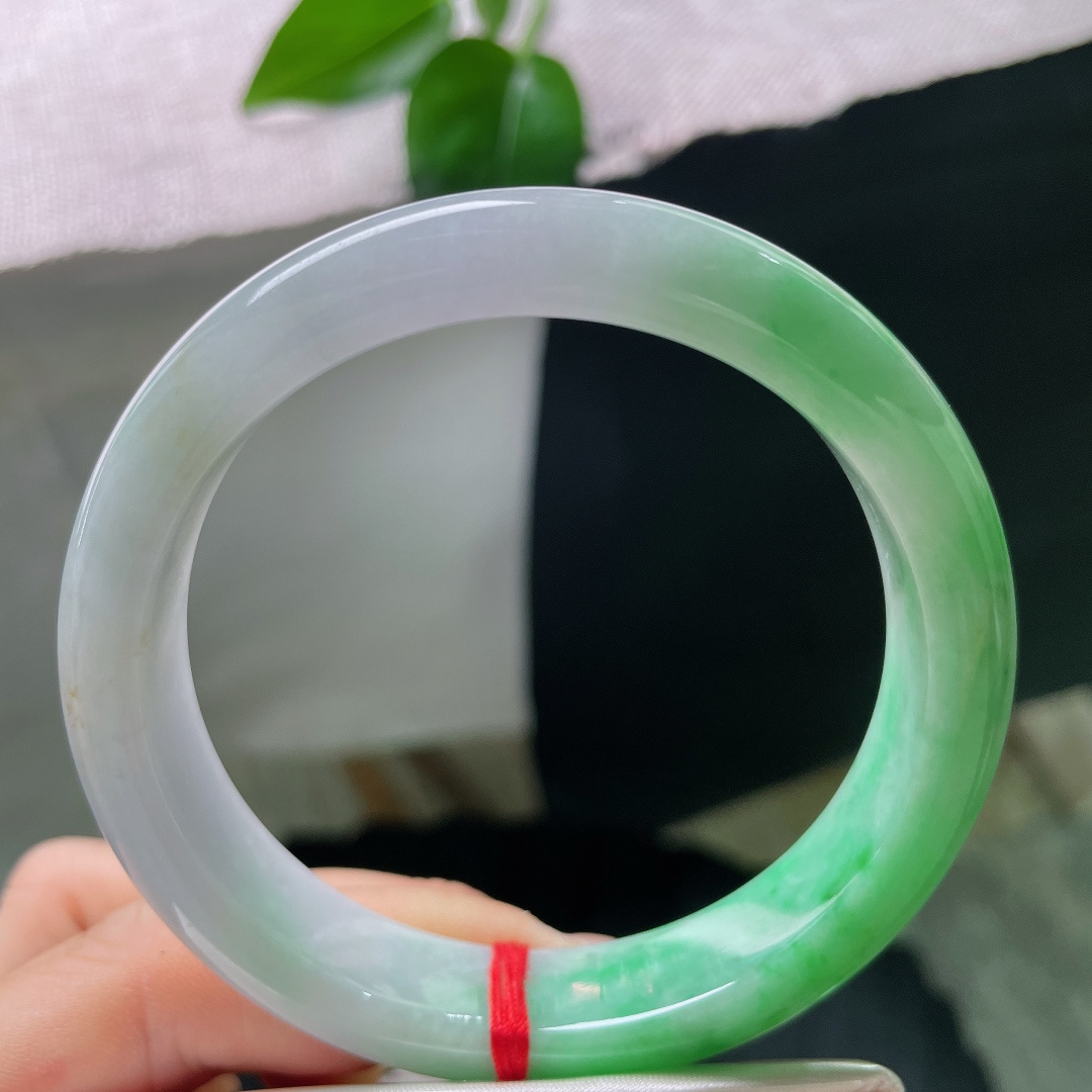 58.8/12.3/8.4，绿底正圈，青山绿水，腕间的金山银山，水润，细腻，佩戴贵气，皮纹，56675a