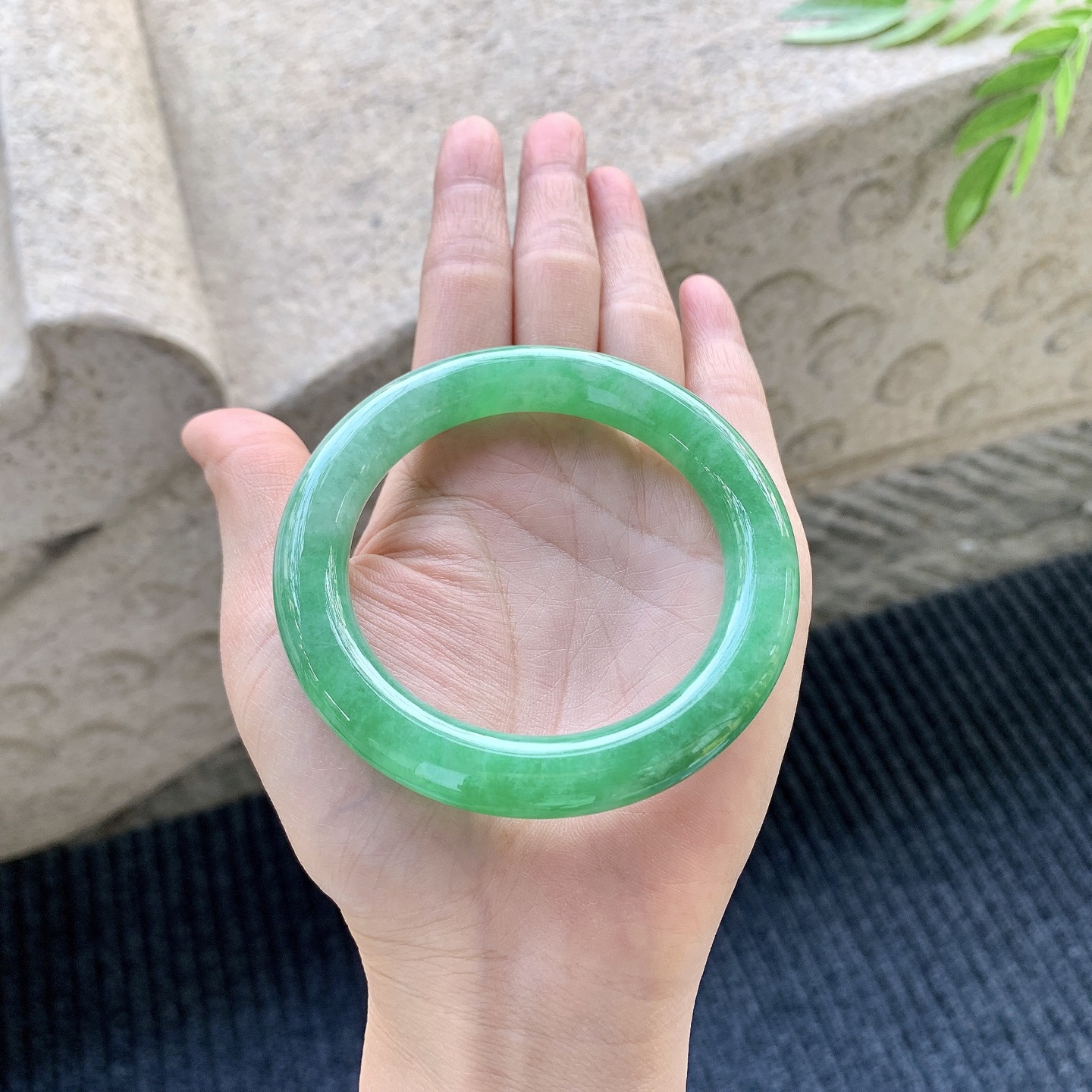圆条54 55，圈口55.7/10.4/10.7，编码WW082872，冰糯阳绿，水润，种老，细腻，打灯有絮线