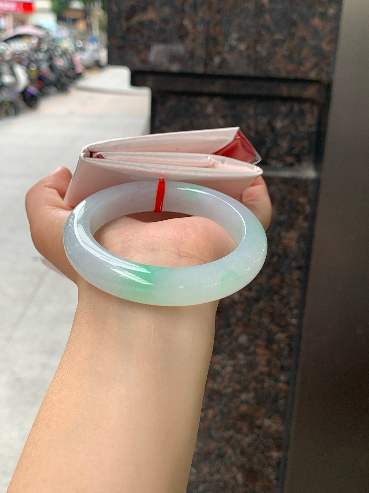 55.2-12.1-9
经典永不过时的白底青，白底细润干净，色阳种细，上手显白提气色，性价比之选。